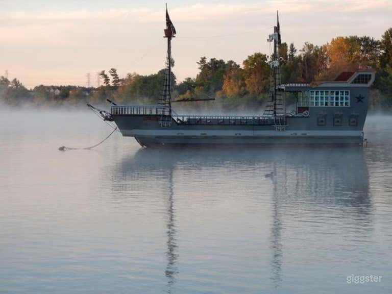  ¡Nuestro barco desde lejos! 