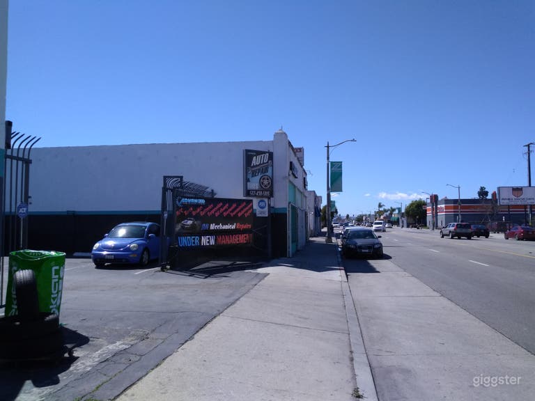  Entrance from the street 