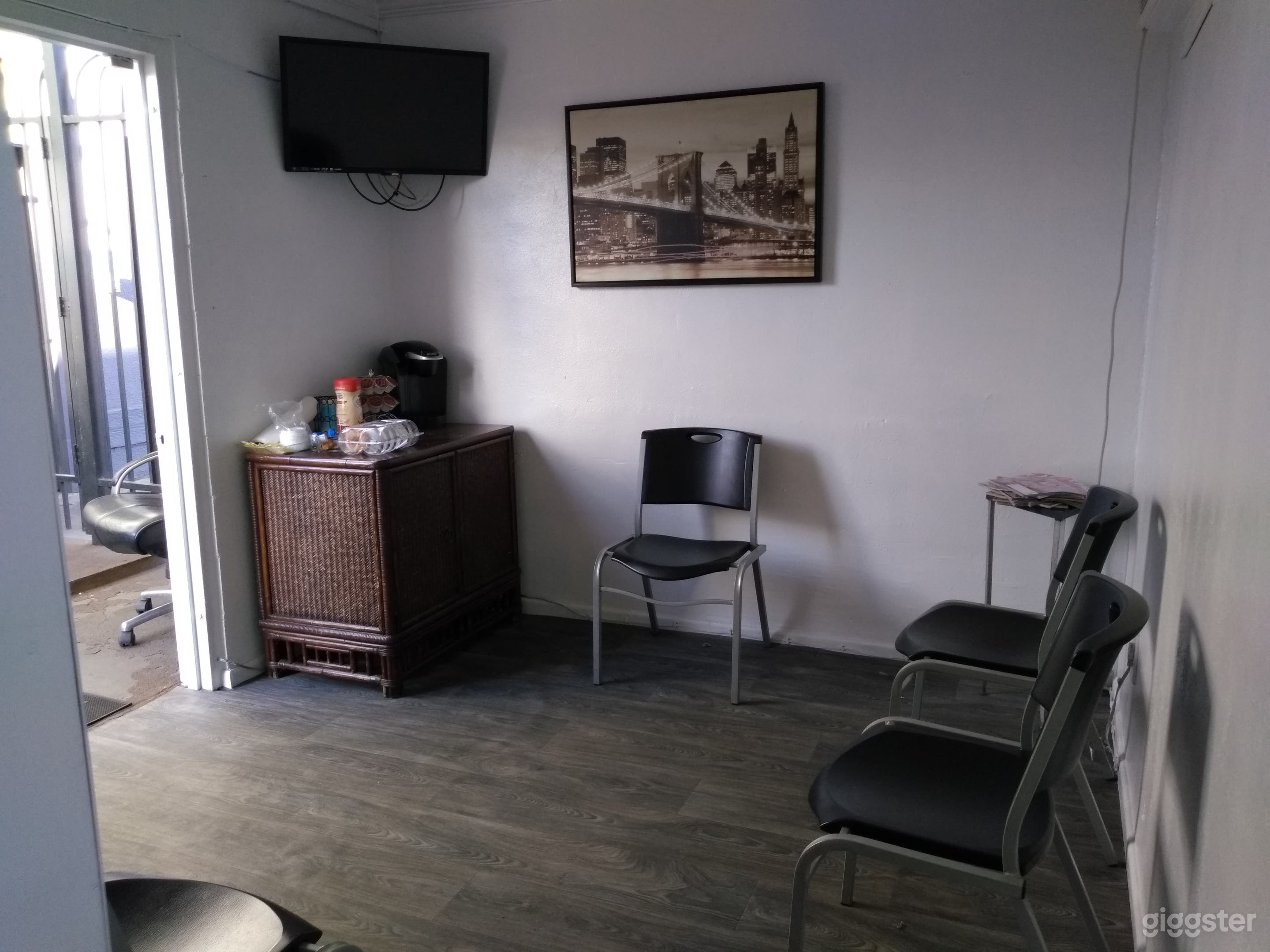 Waiting room with A/C and direct access to outside. There is a pedestrian access to the street.