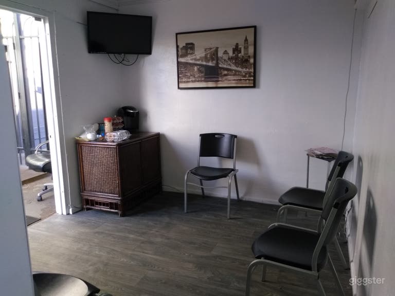  Waiting room with A/C and direct access to outside. There is a pedestrian access to the street. 