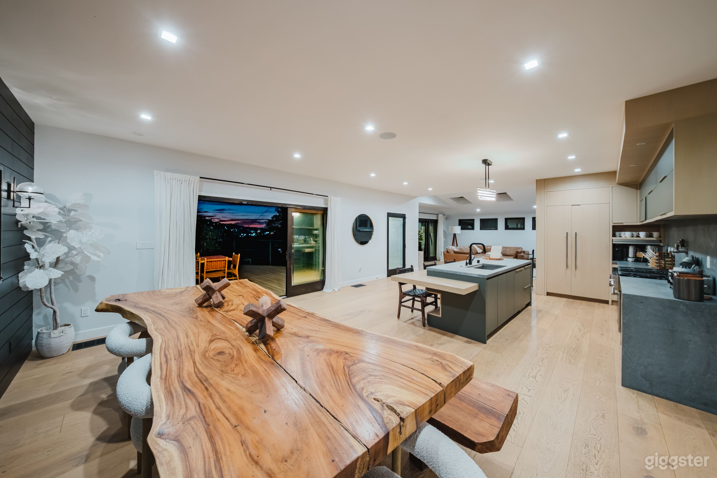 TERRACED TRANQUILITY WITH A MODERN EDGE Photo 3