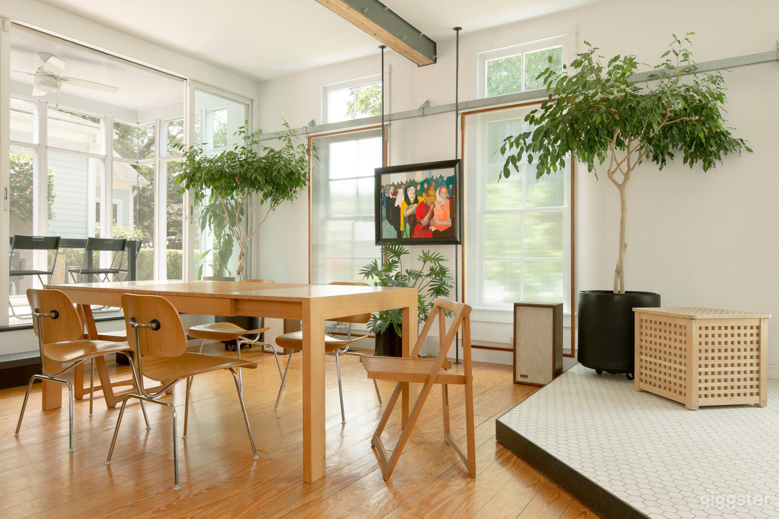 Expandable Meeting Table