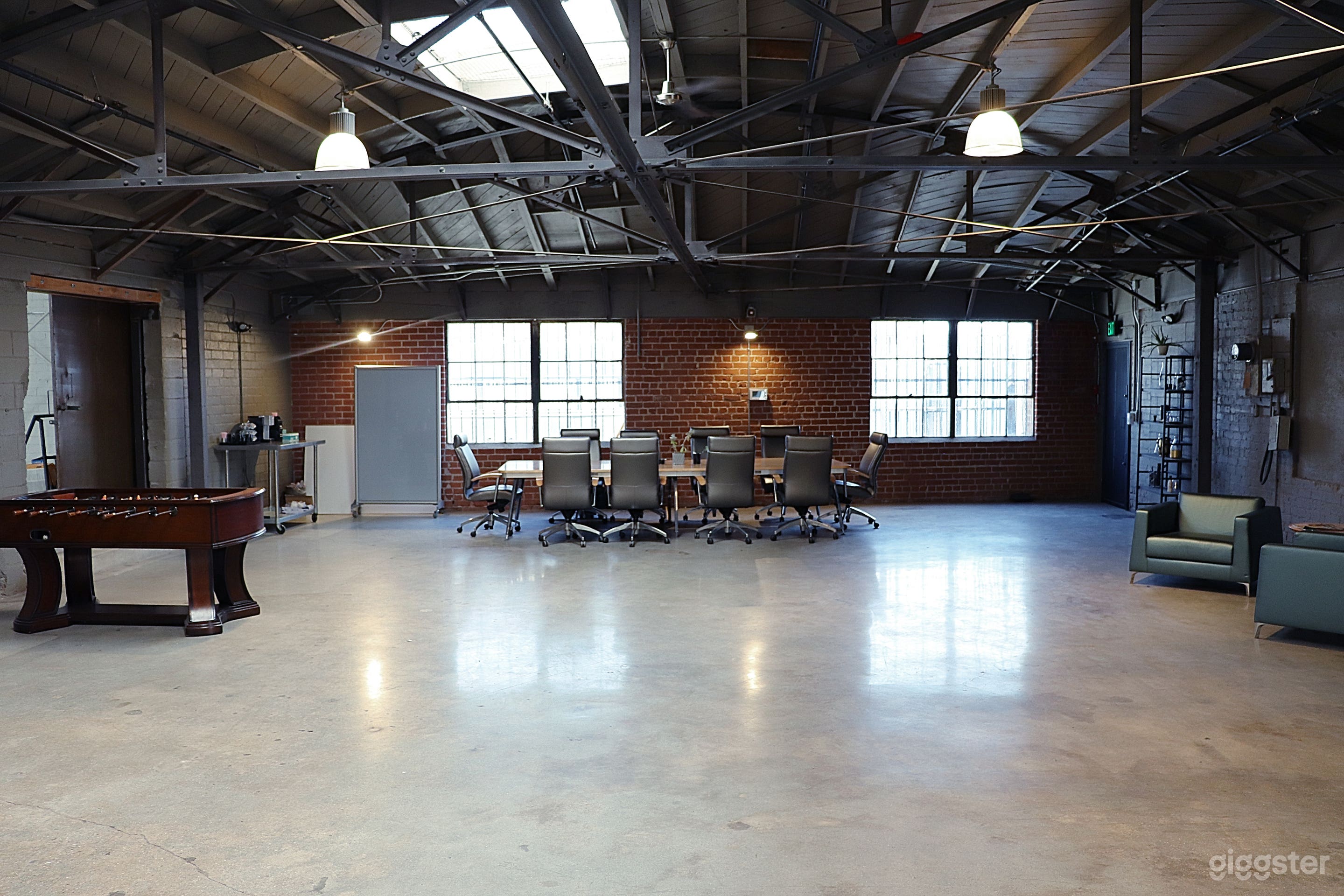 Contemporary Office in vintage industrial warehouse Photo 3