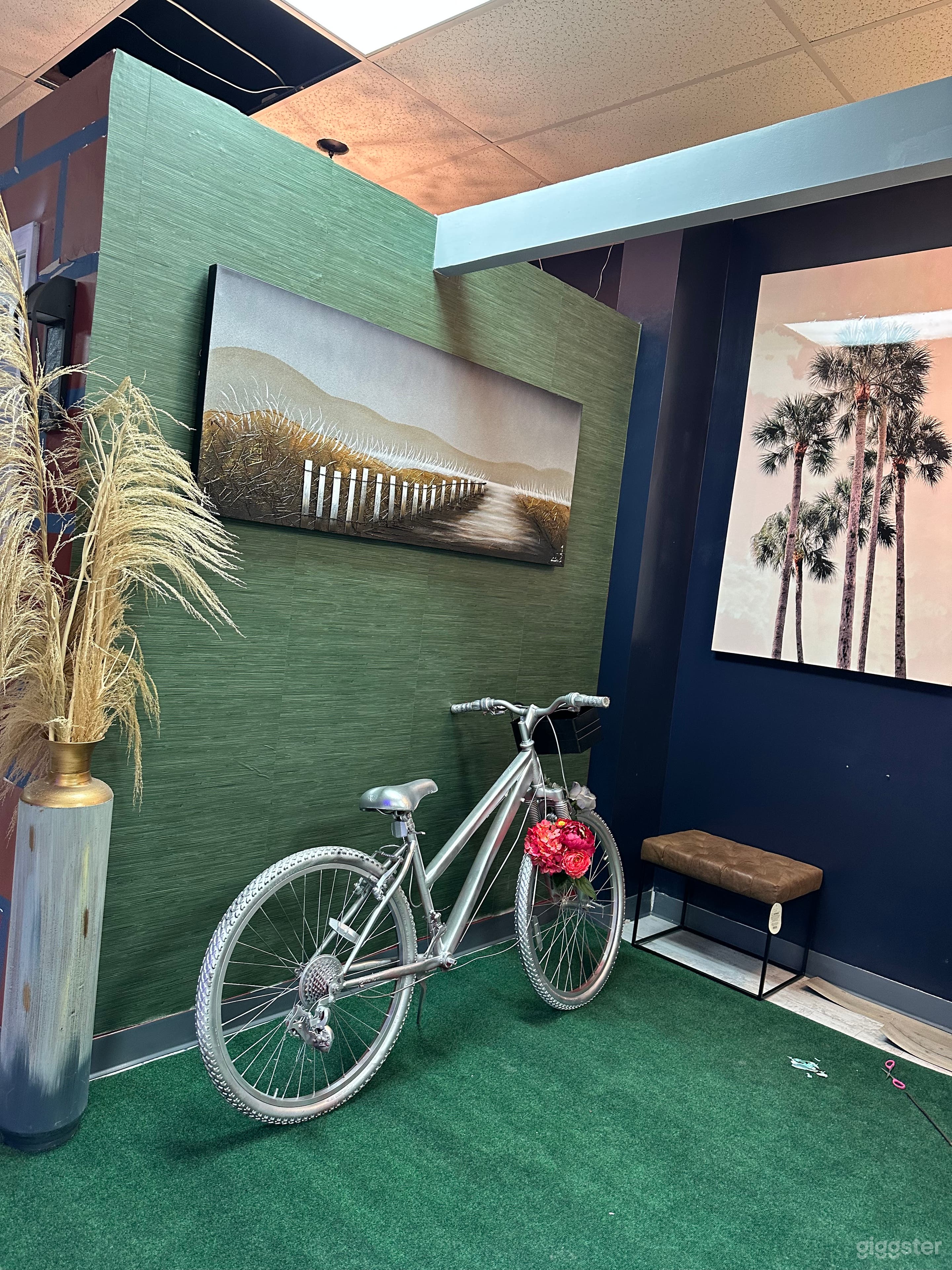 Luxury lounge with a hidden content room  Photo 4