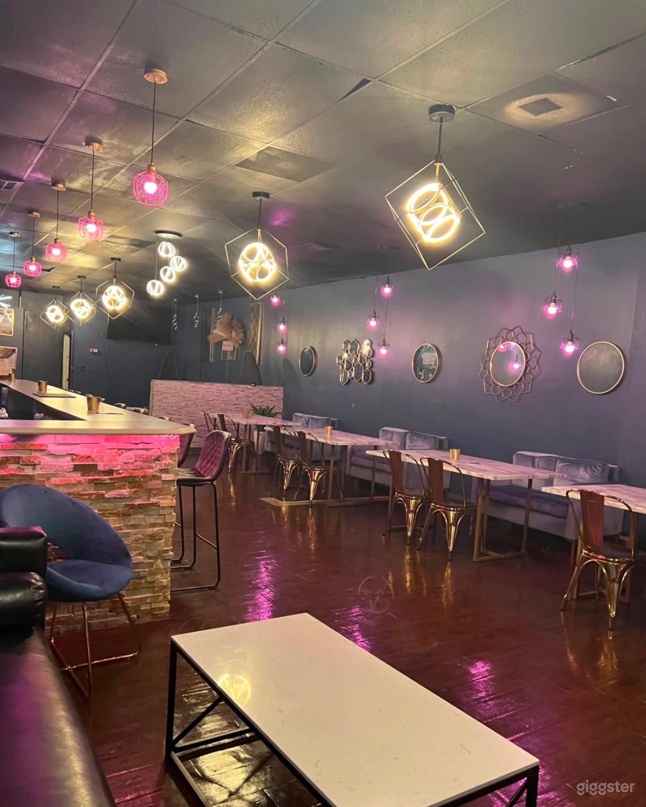 Luxury lounge with a hidden content room  Photo 1