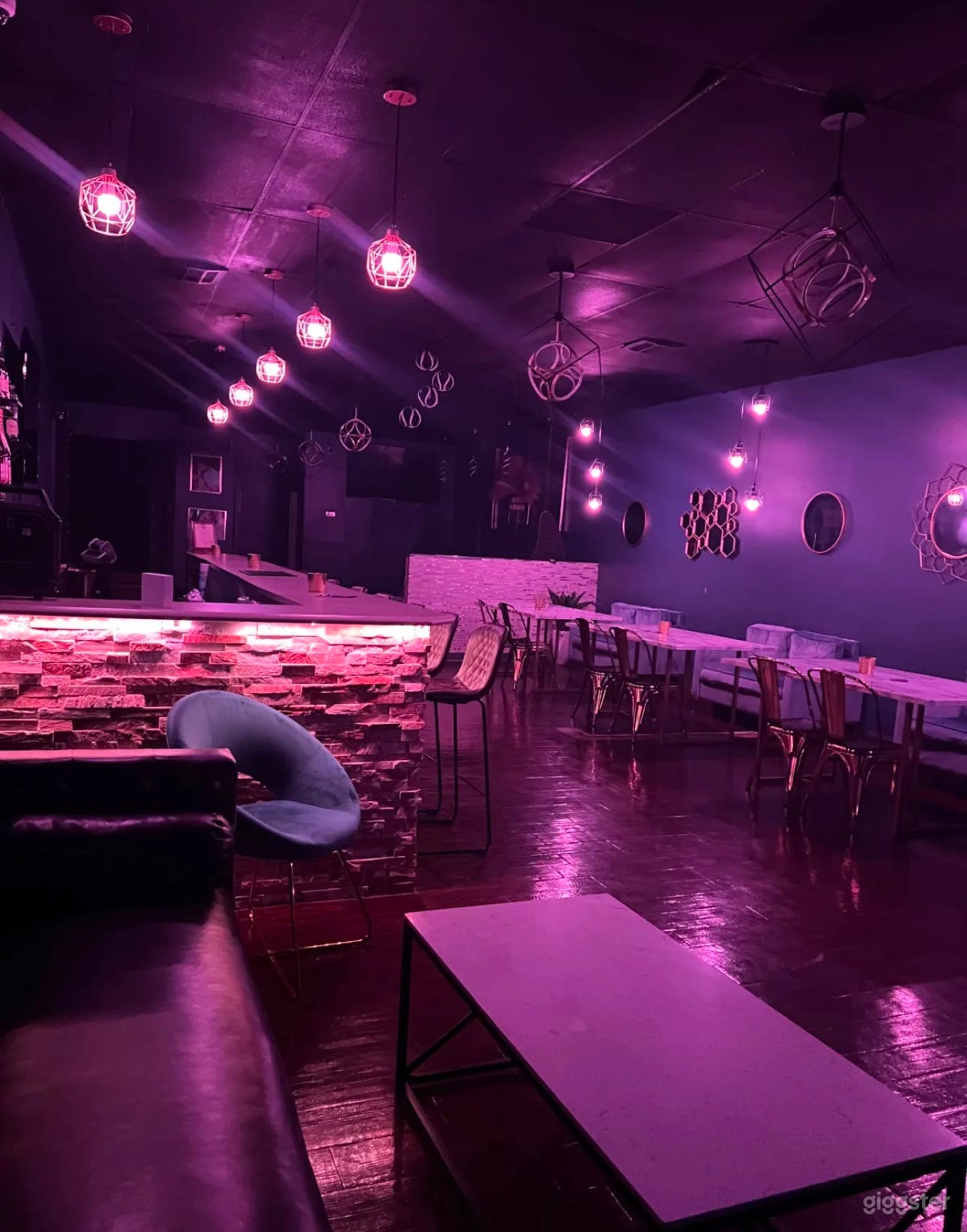 Luxury lounge with a hidden content room  Photo 2