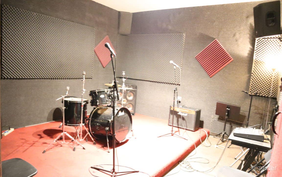Studio with Large Amps for Rehearsal in LA Photo 4