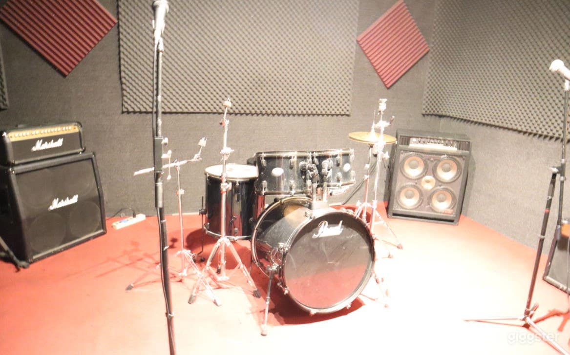 Studio with Large Amps for Rehearsal in LA Photo 2