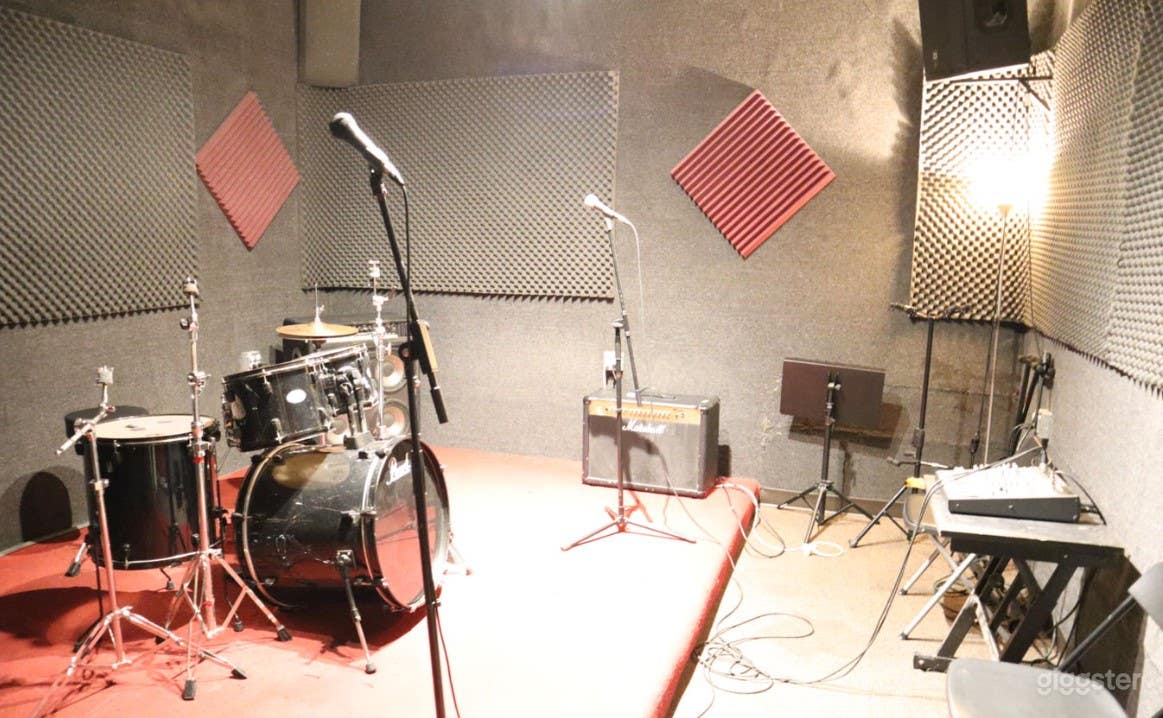 Studio with Large Amps for Rehearsal in LA Photo 3