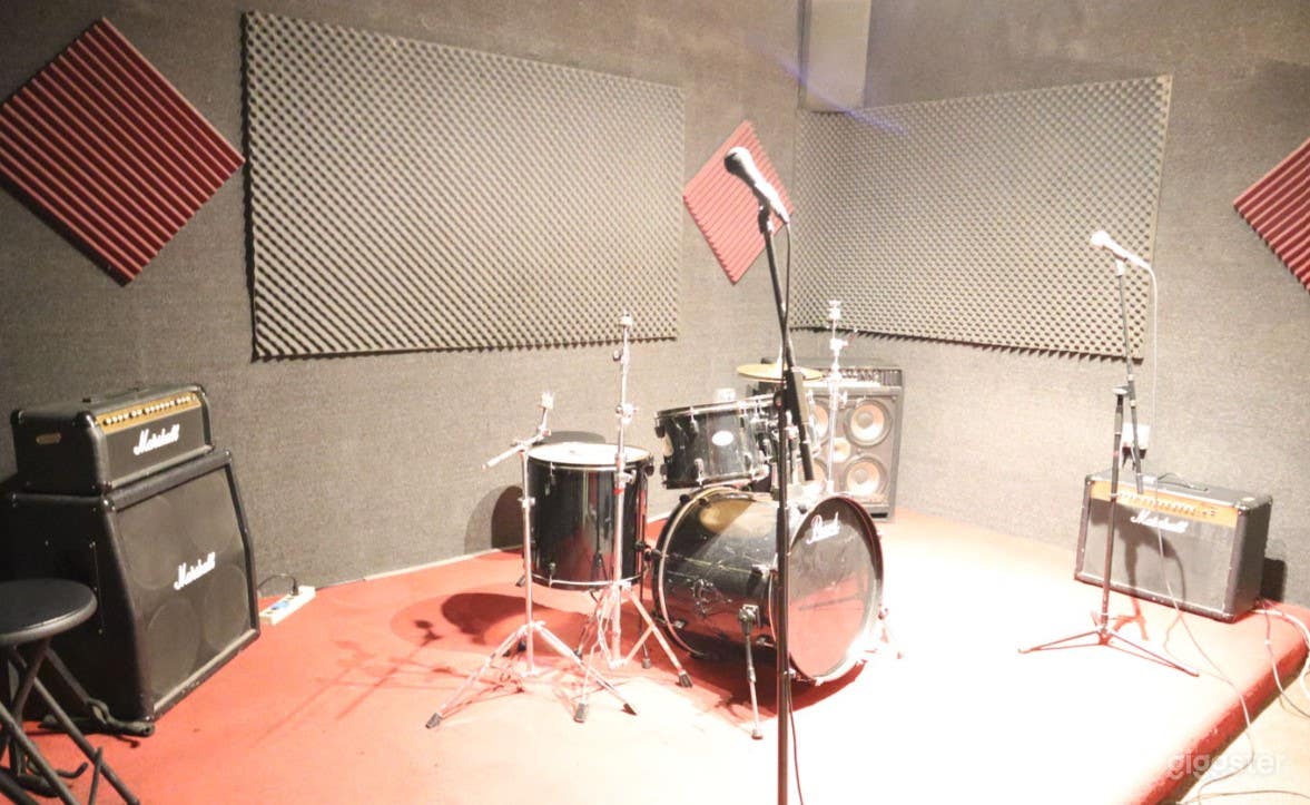 Studio with Large Amps for Rehearsal in LA Photo 1
