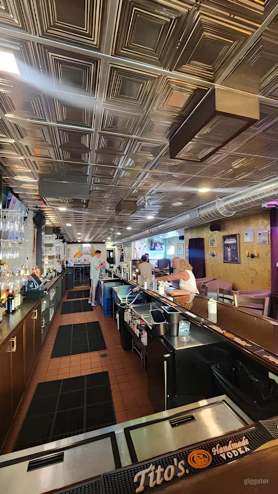 Vibrant Dining Room Photo 4