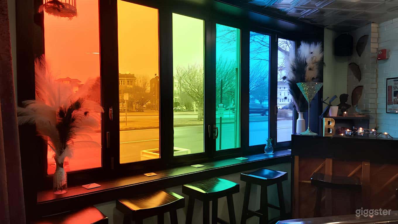 Vibrant Dining Room Photo 3