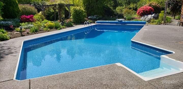 Stunning Flourishing Garden  Photo 1