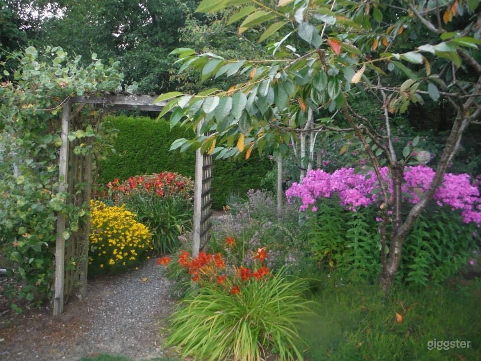 Stunning Flourishing Garden  Photo 4
