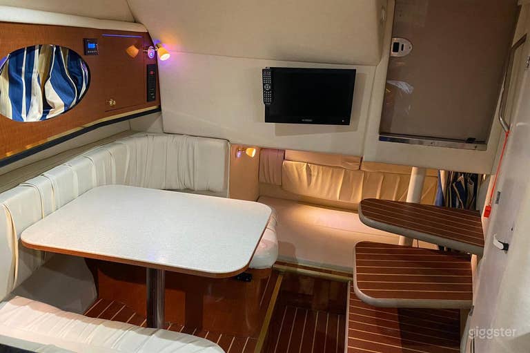  32’ Sea Ray Amberjack Yacht with ONE FREE HOUR 