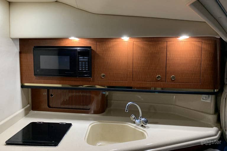  32’ Sea Ray Amberjack Yacht with ONE FREE HOUR 