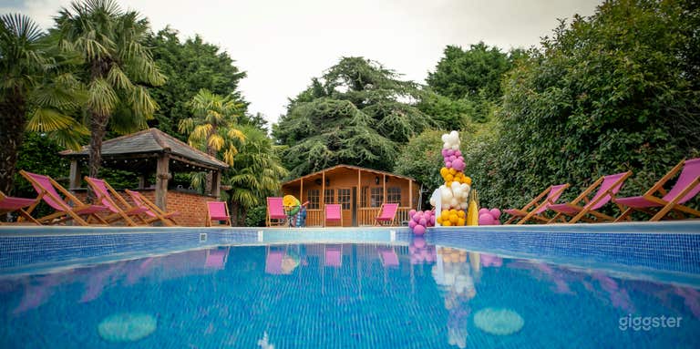 Tropical Pool Experience & Party in Greater London 