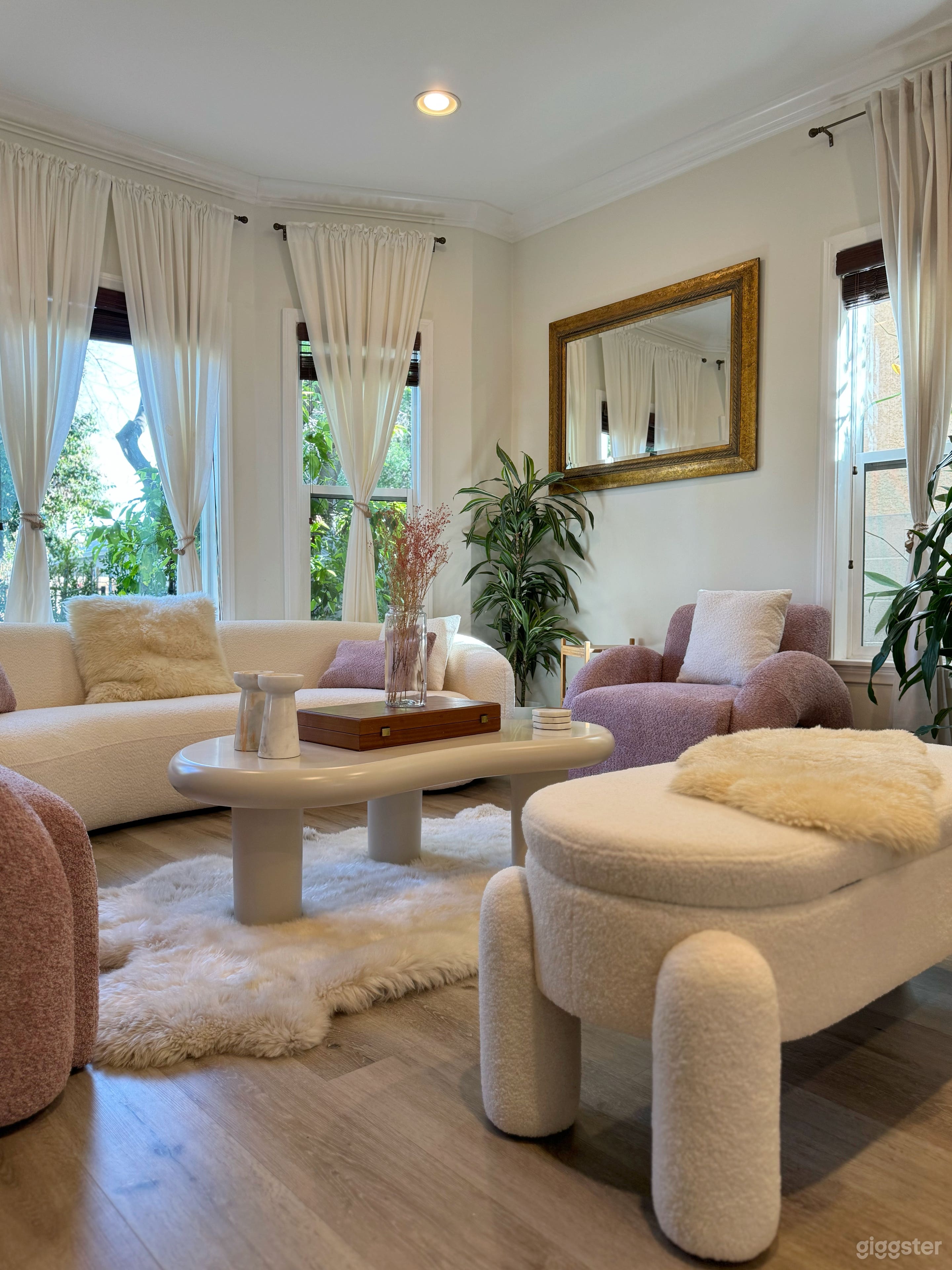 Corner Hollywood House with Garden Photo 4