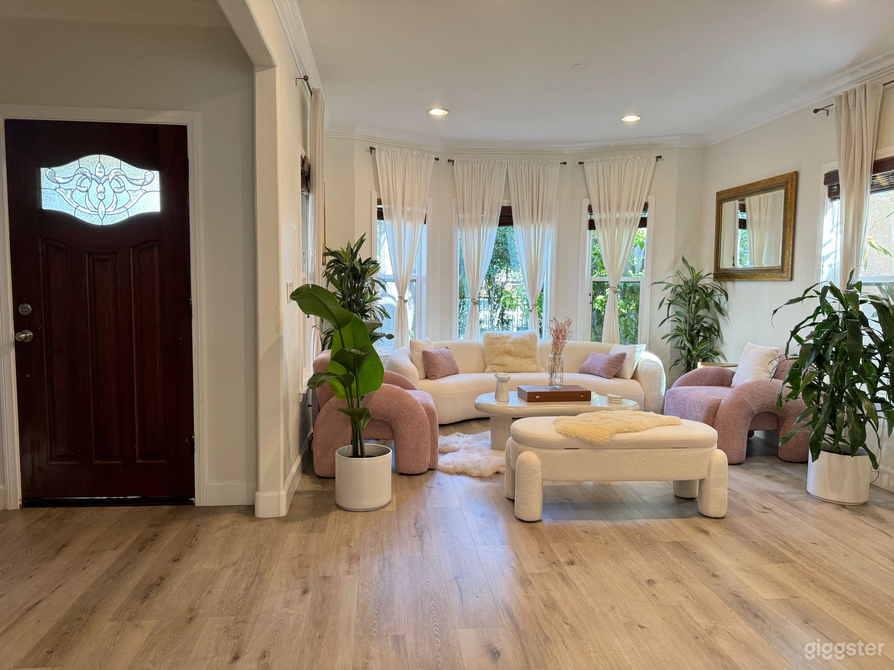 Corner Hollywood House with Garden Photo 2