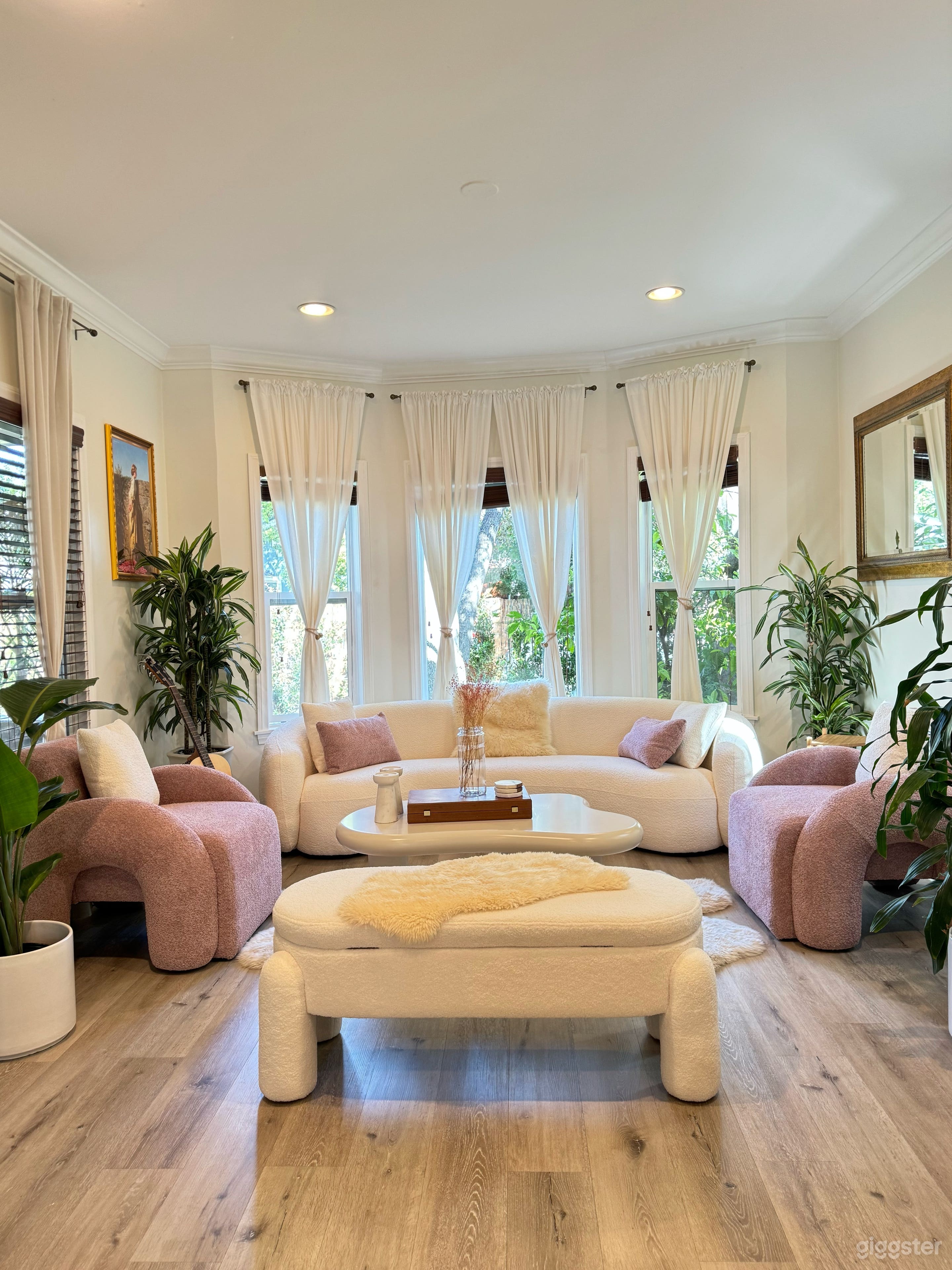 Corner Hollywood House with Garden Photo 3