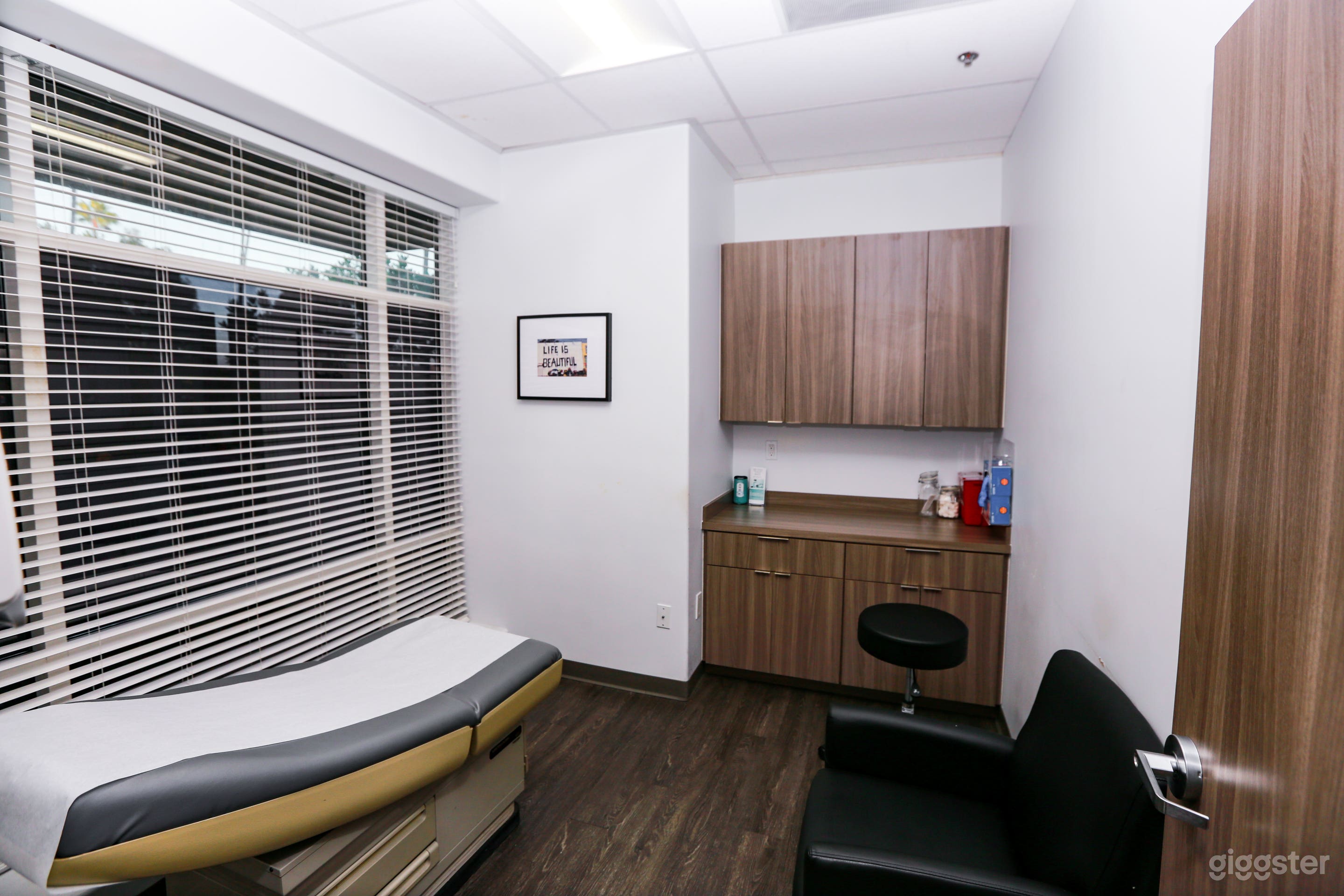 Film-Ready Medical Clinic in Los Angeles (Baldwin) Photo 4