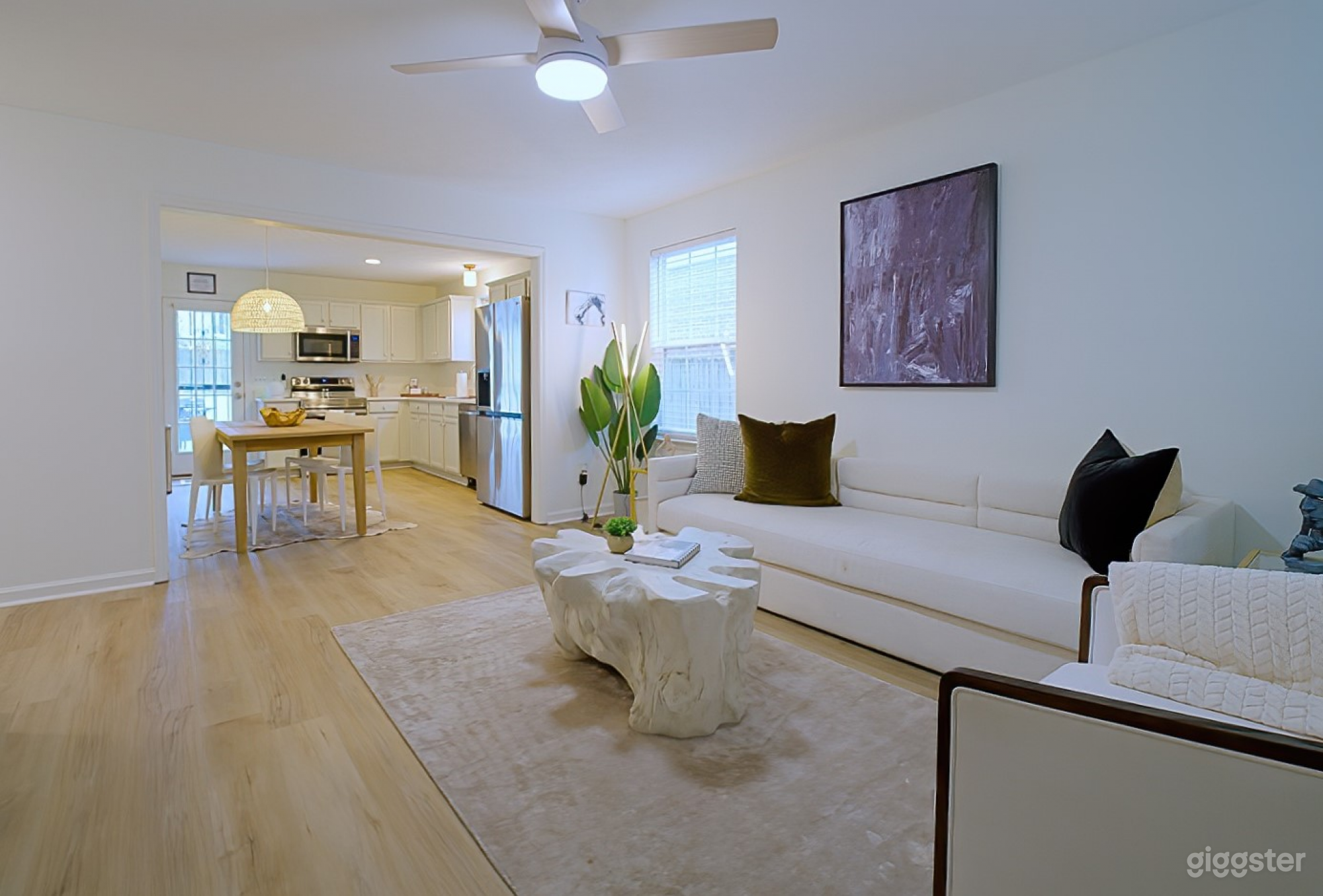 Modern Spacious House with Fenced Yard Photo 3