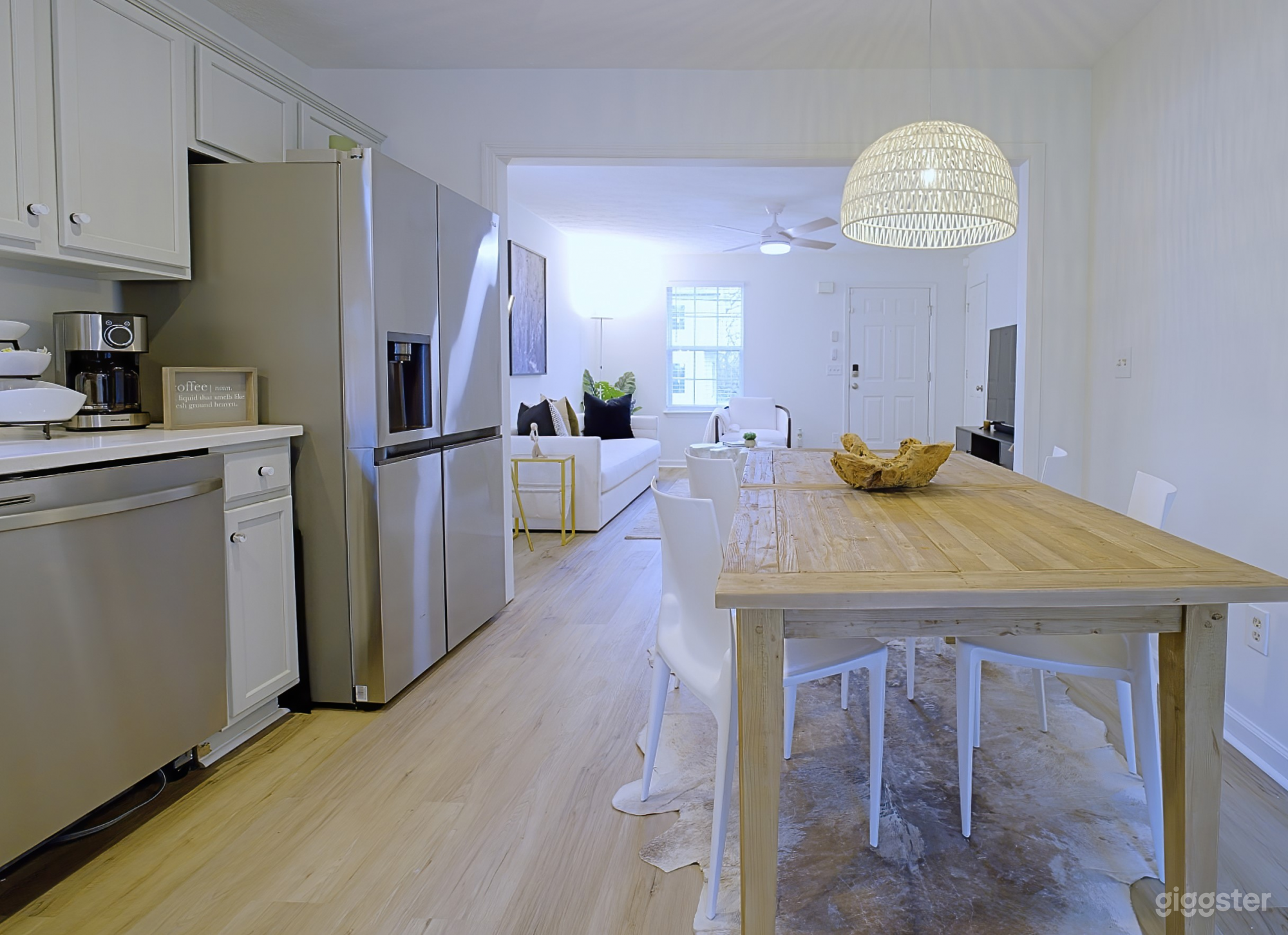 Modern Spacious House with Fenced Yard Photo 4