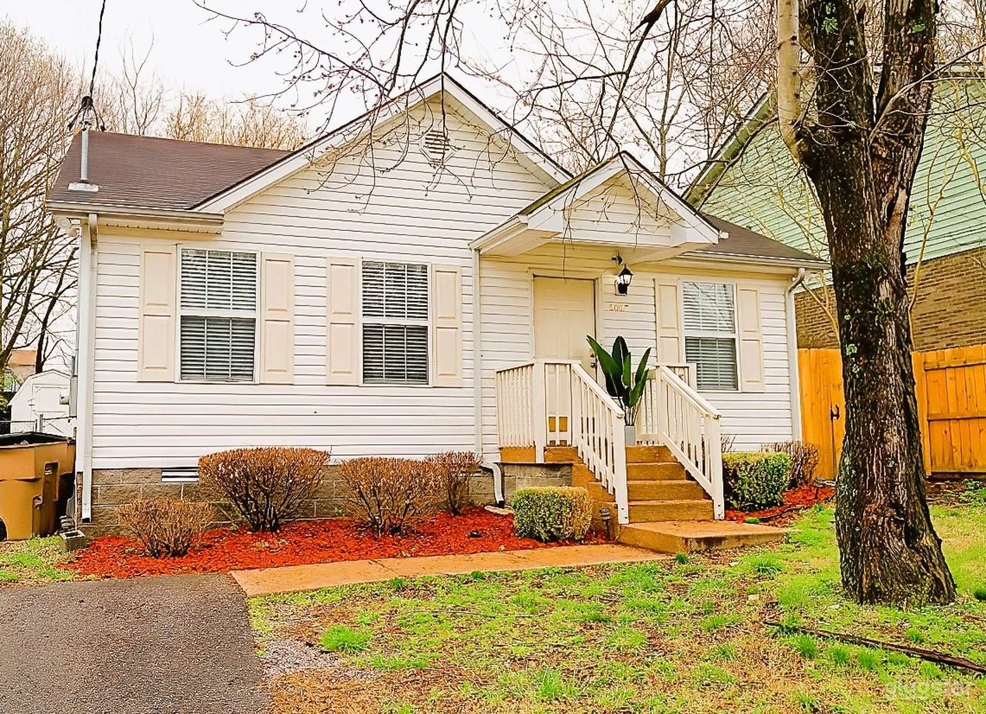 Modern Spacious House with Fenced Yard Photo 1