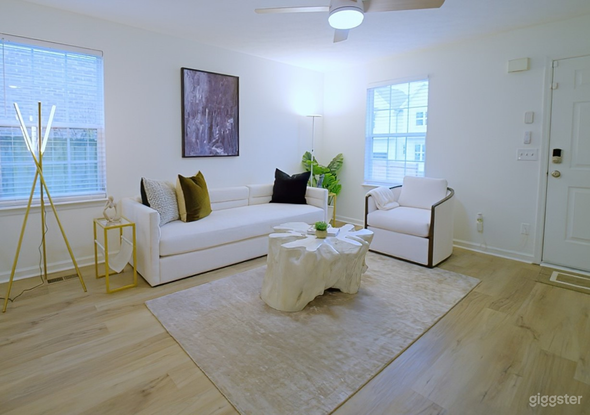 Modern Spacious House with Fenced Yard Photo 2