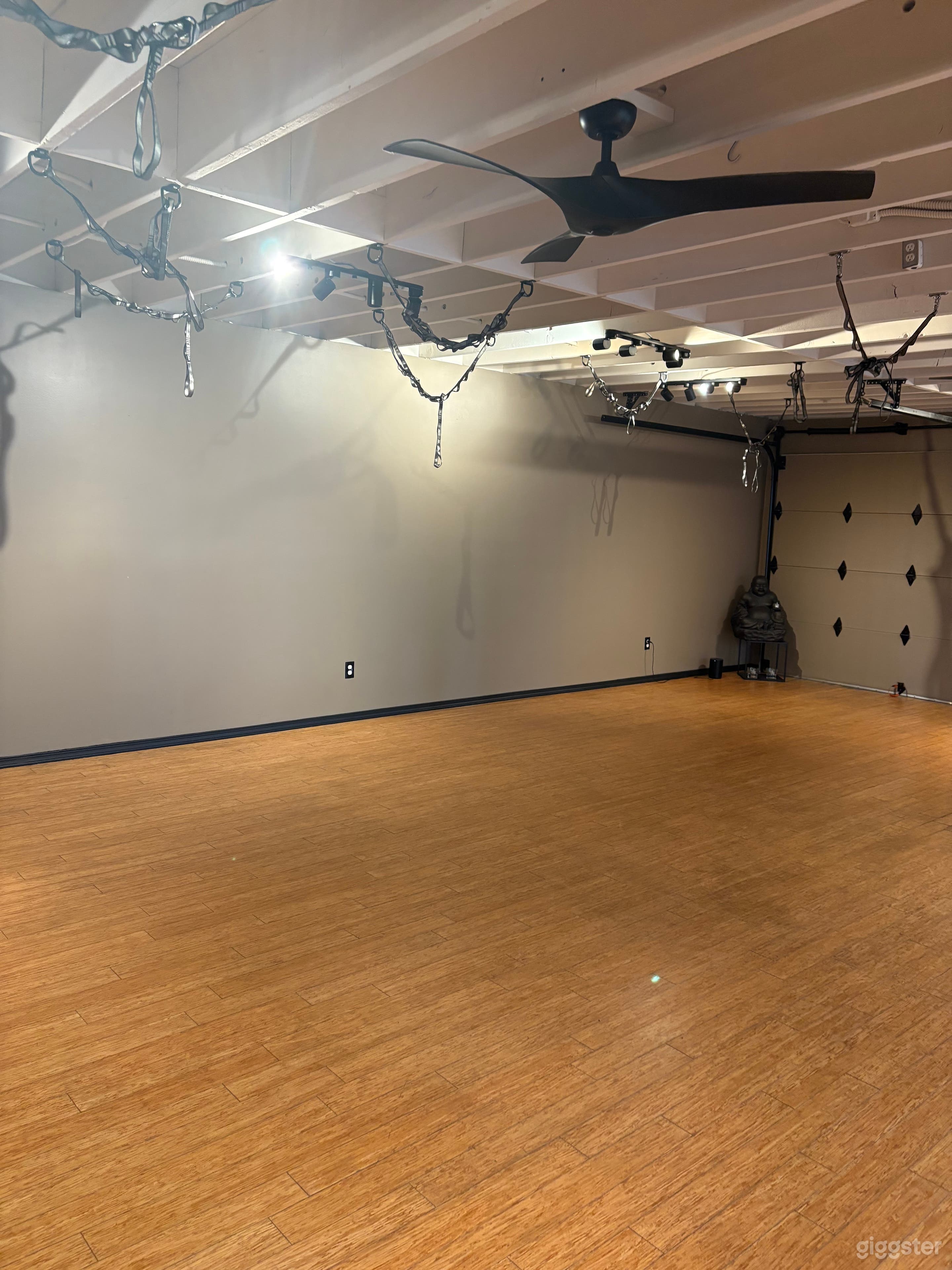 Cozy Beachside Yoga Studio with Lots of Windows Photo 4