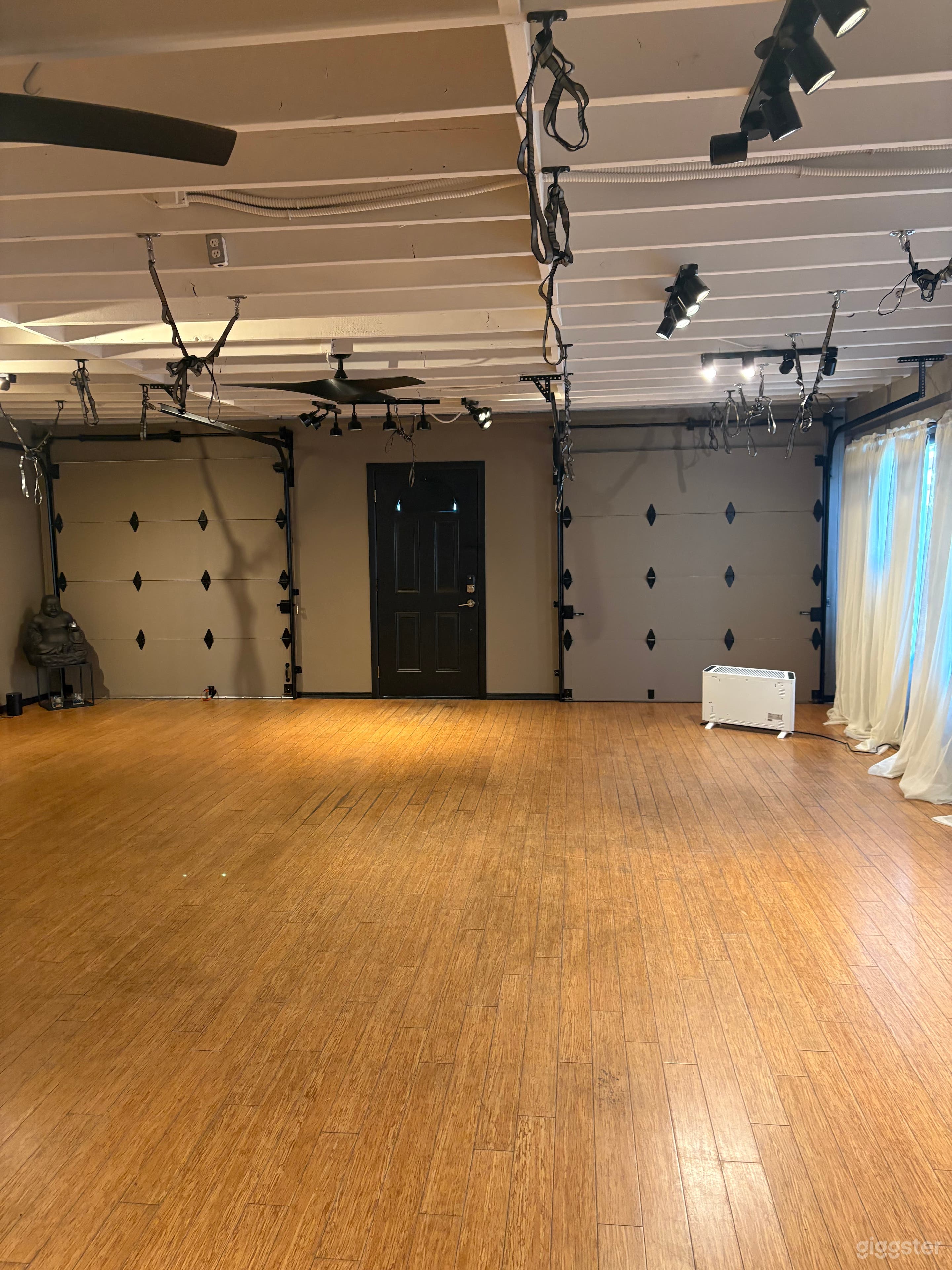 Cozy Beachside Yoga Studio with Lots of Windows Photo 2