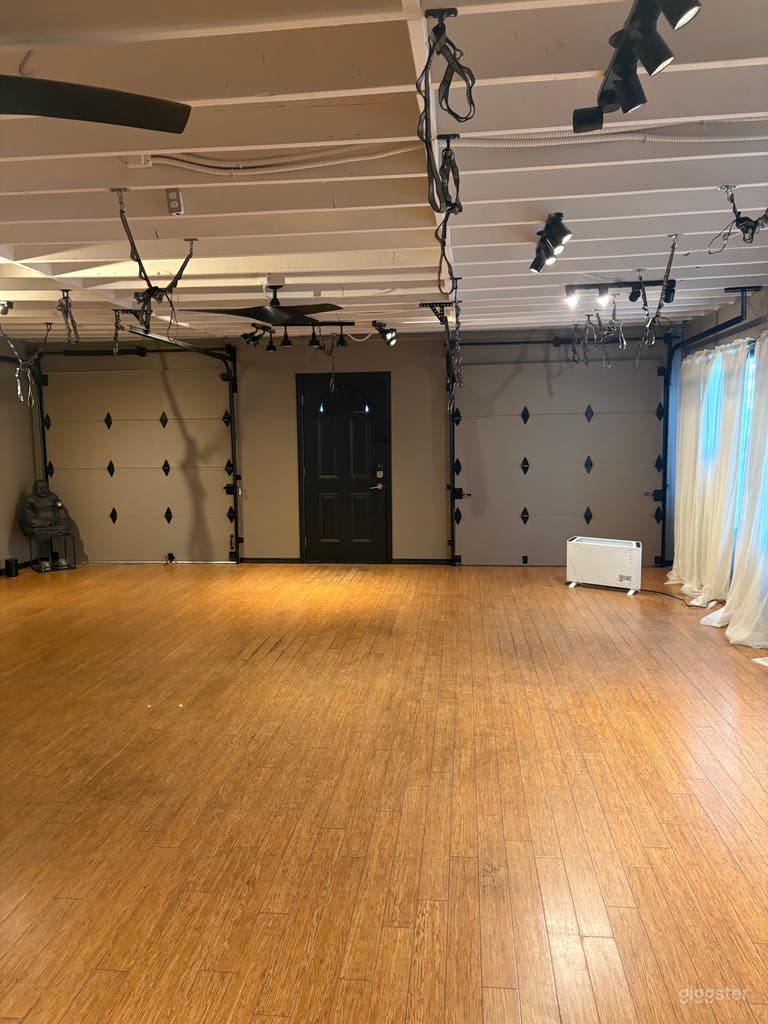  Cozy Beachside Yoga Studio with Lots of Windows 