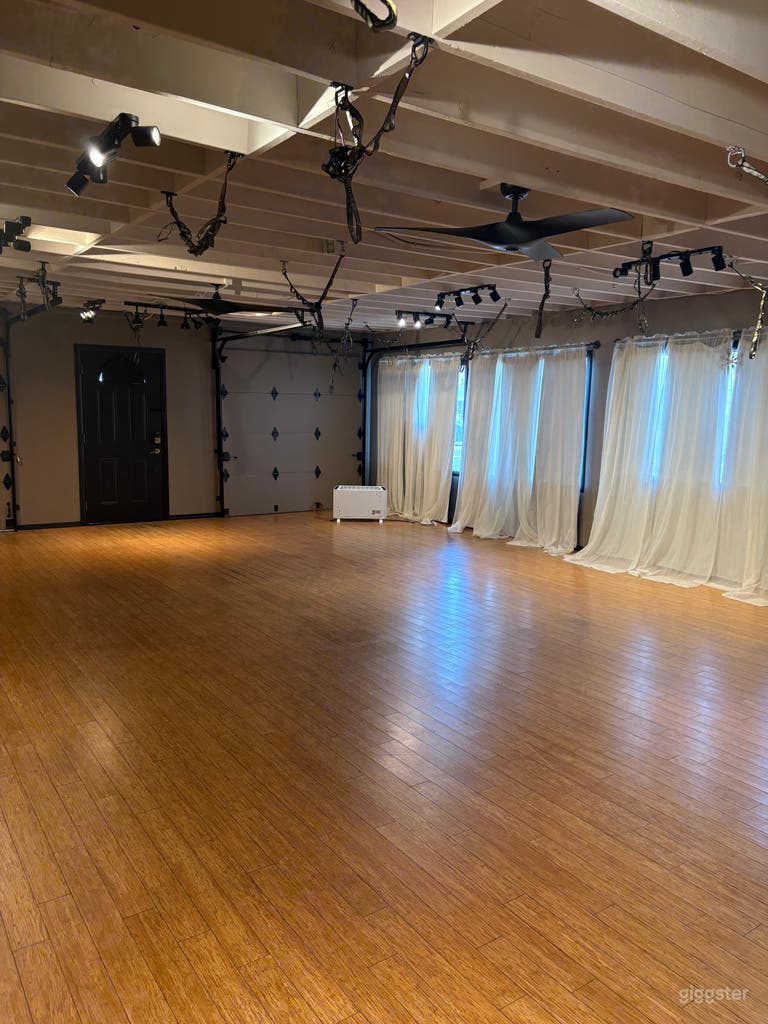  Cozy Beachside Yoga Studio with Lots of Windows 