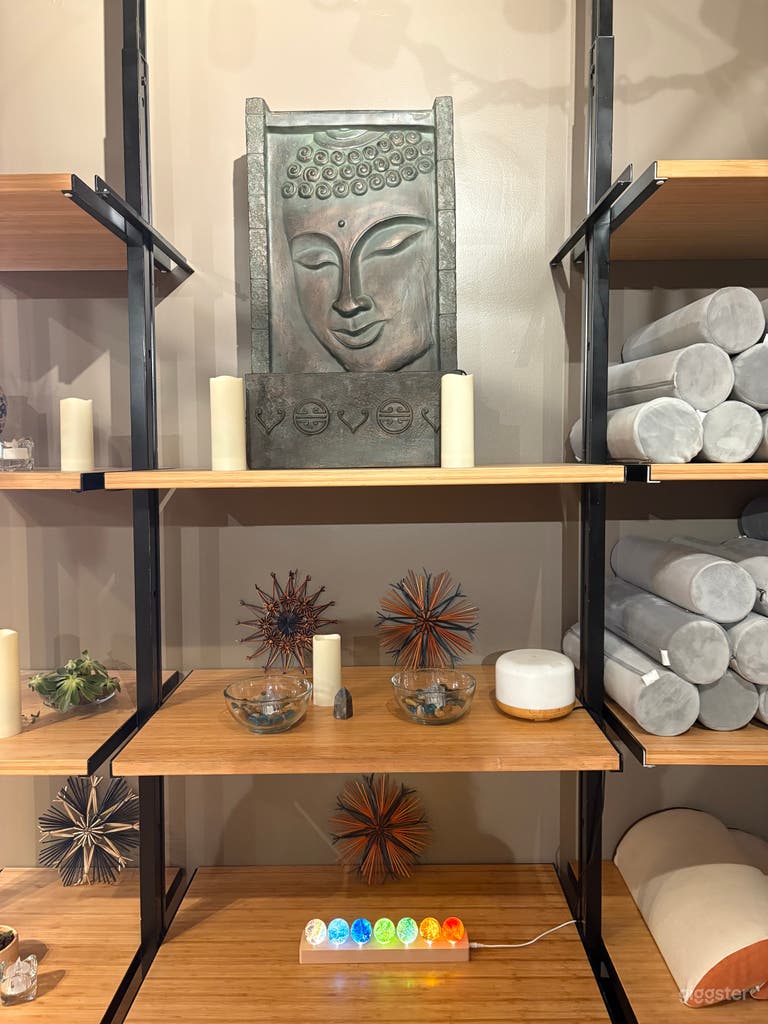  Cozy Beachside Yoga Studio with Lots of Windows 