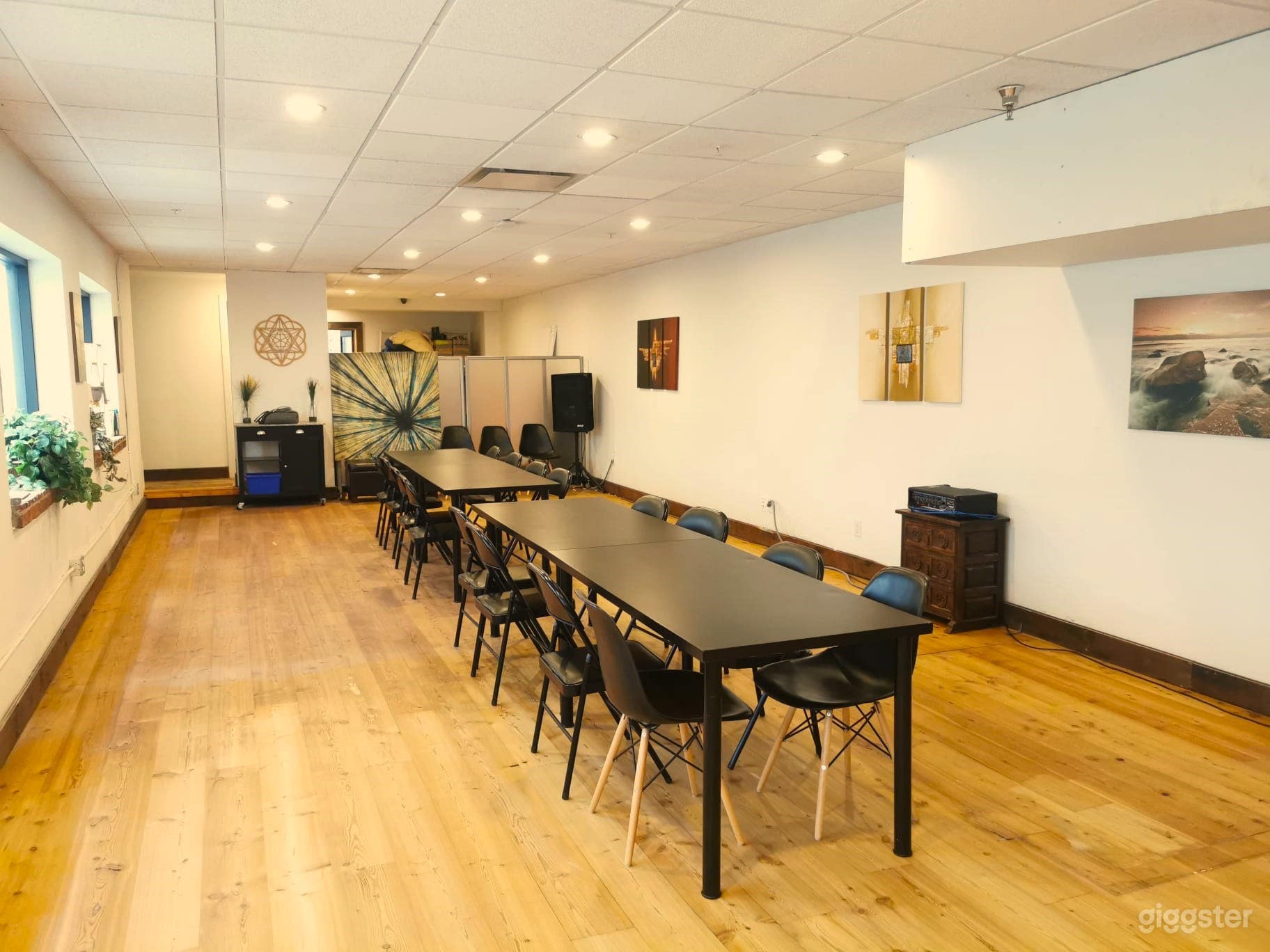 Funky, Classy, Comfortable Gastown Chic! Photo 3