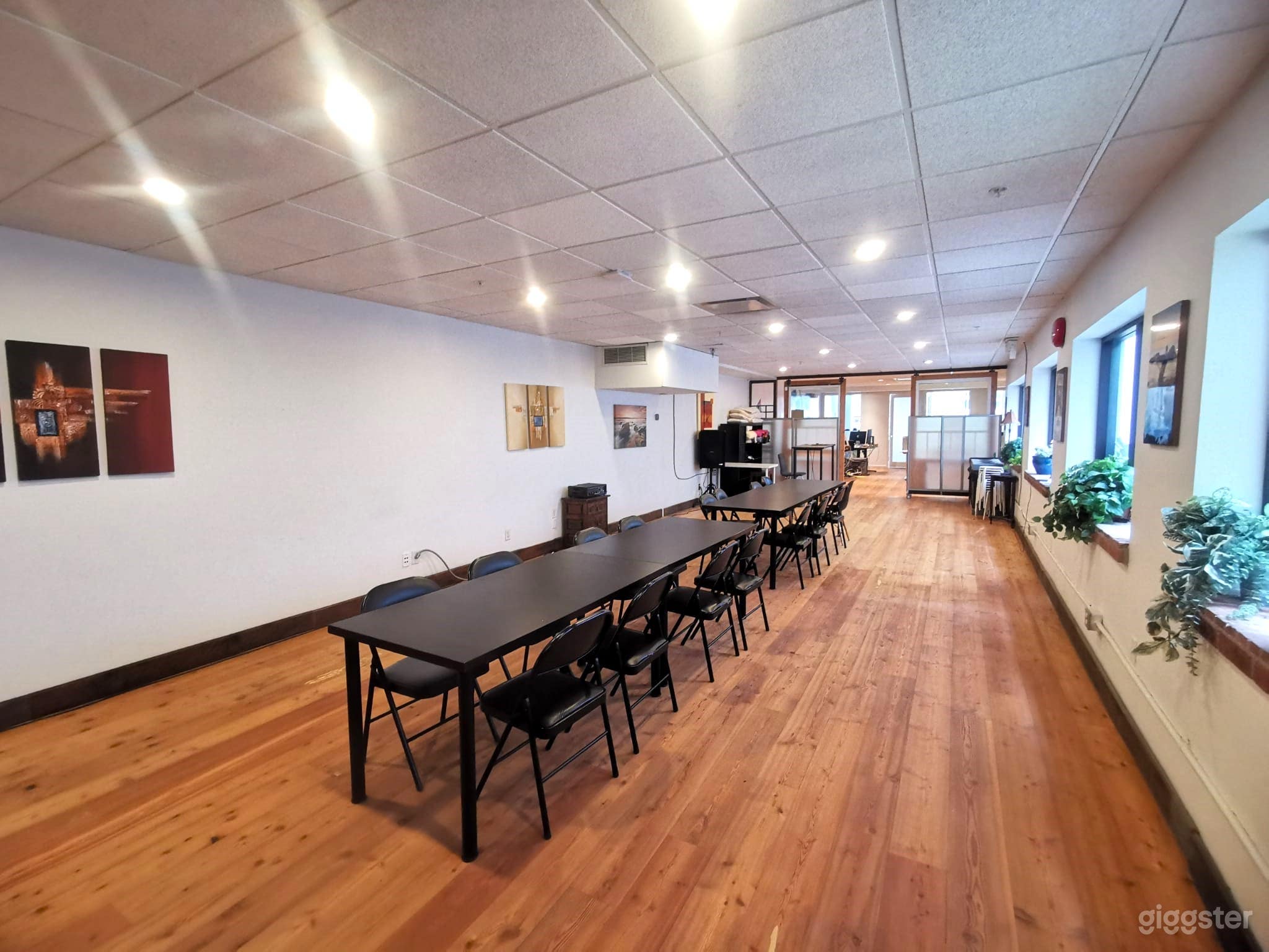 Funky, Classy, Comfortable Gastown Chic! Photo 4