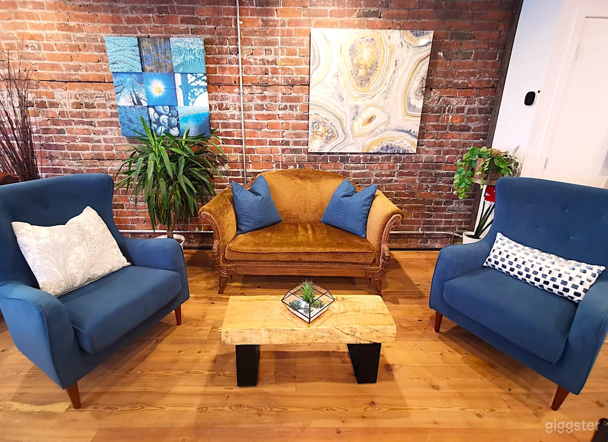 Funky, Classy, Comfortable Gastown Chic! Photo 2