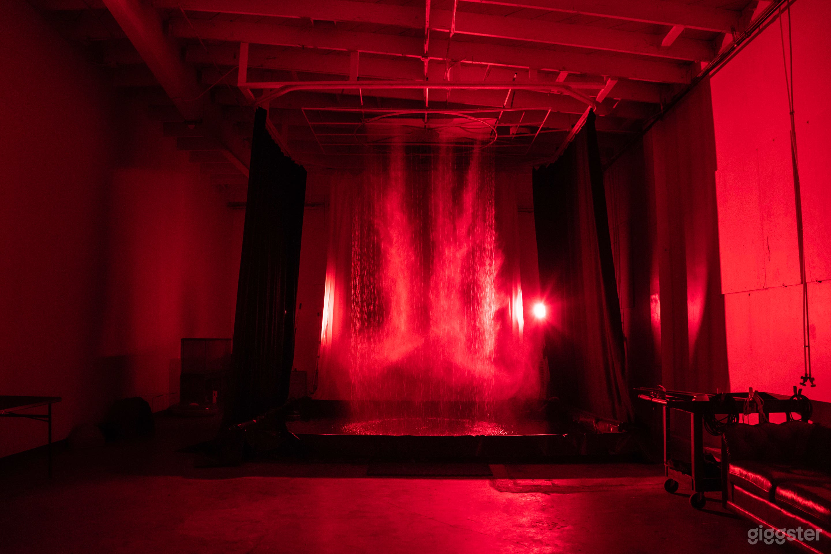 Photo studio with a pool filled with water and rain feature Photo 2