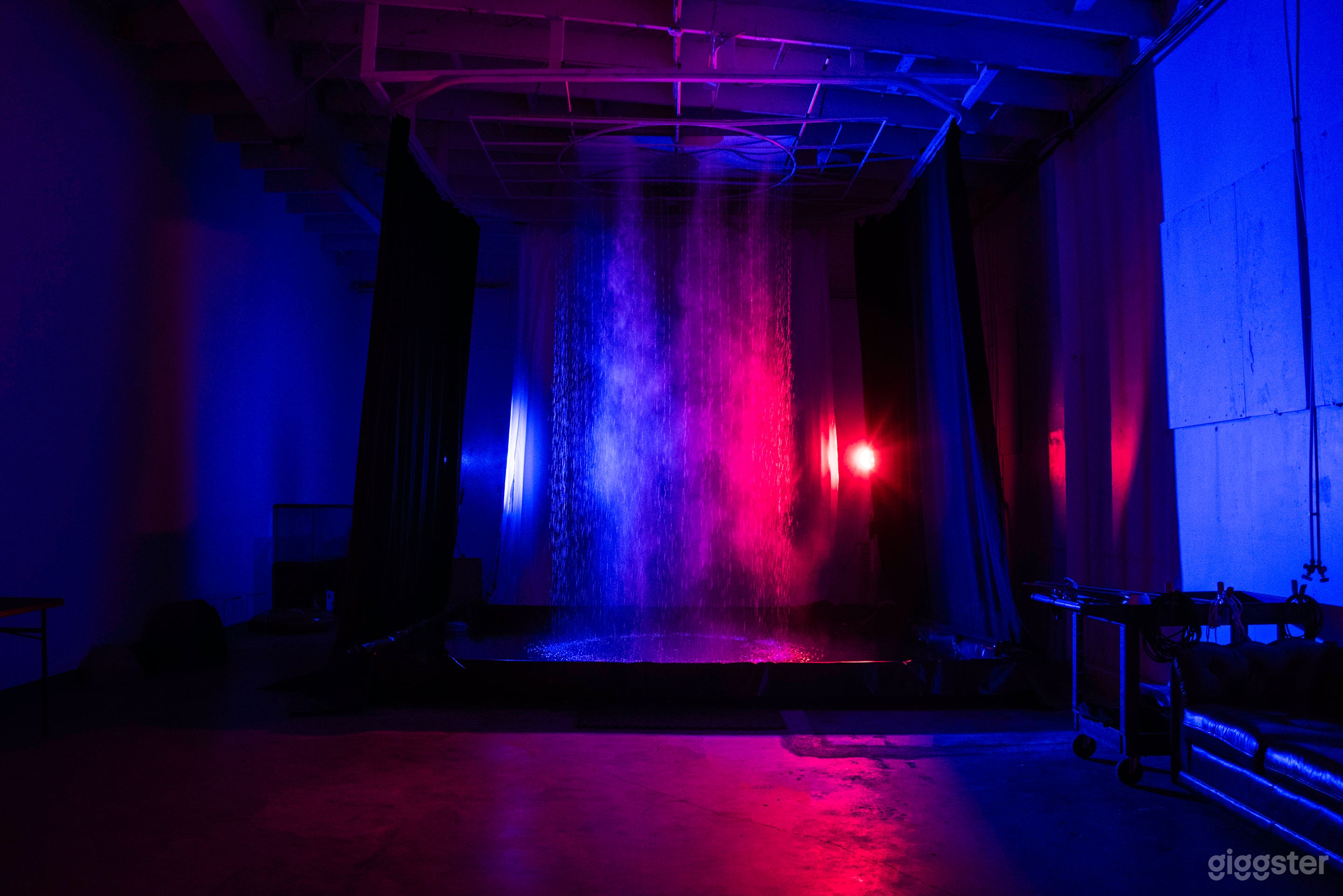 Photo studio with a pool filled with water and rain feature Photo 1