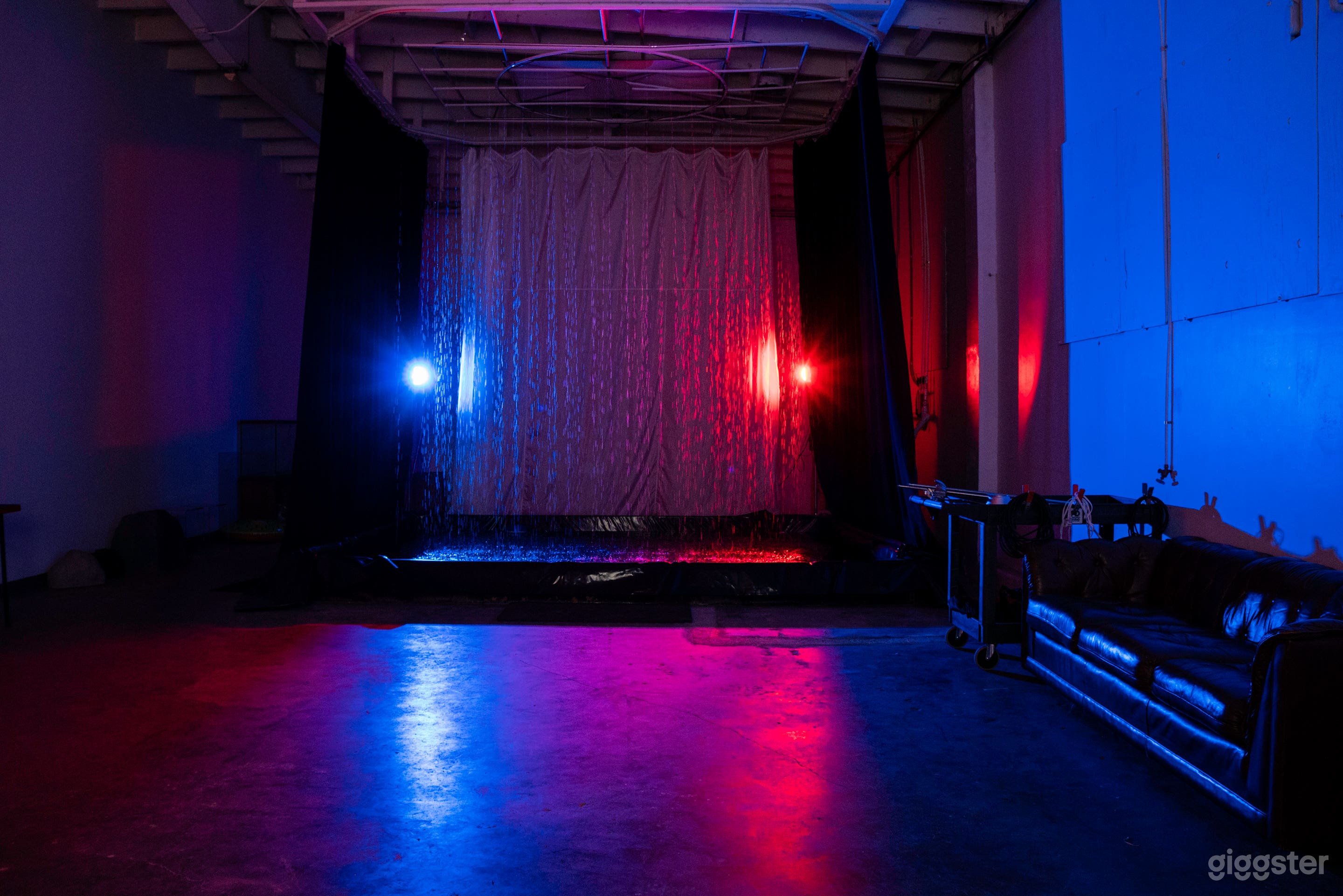 Photo studio with a pool filled with water and rain feature Photo 3