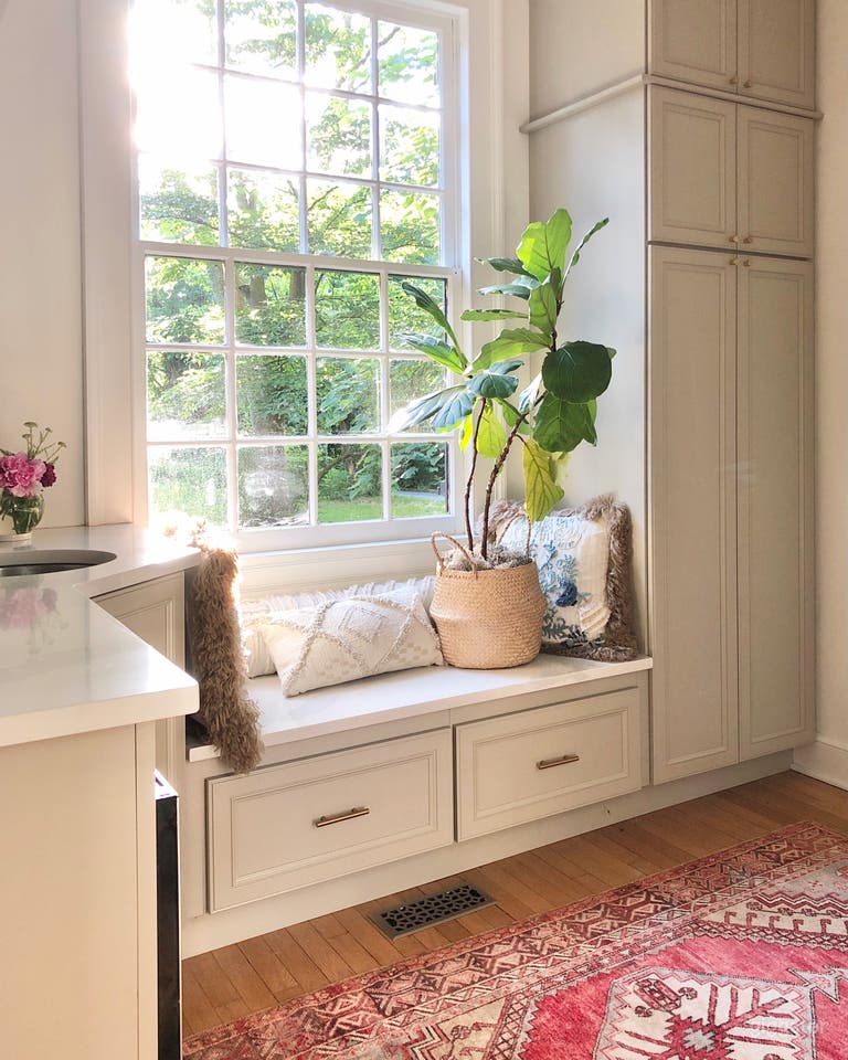  Butler&#x27;s pantry with wet bar sink 