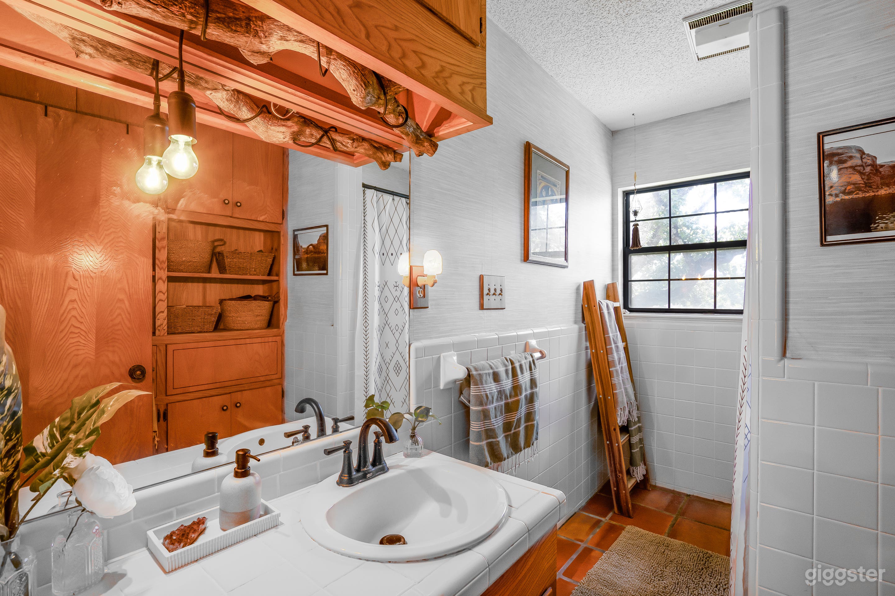 Hill Country Art Nouveau Ranch 2.5  Private Acres  Photo 4