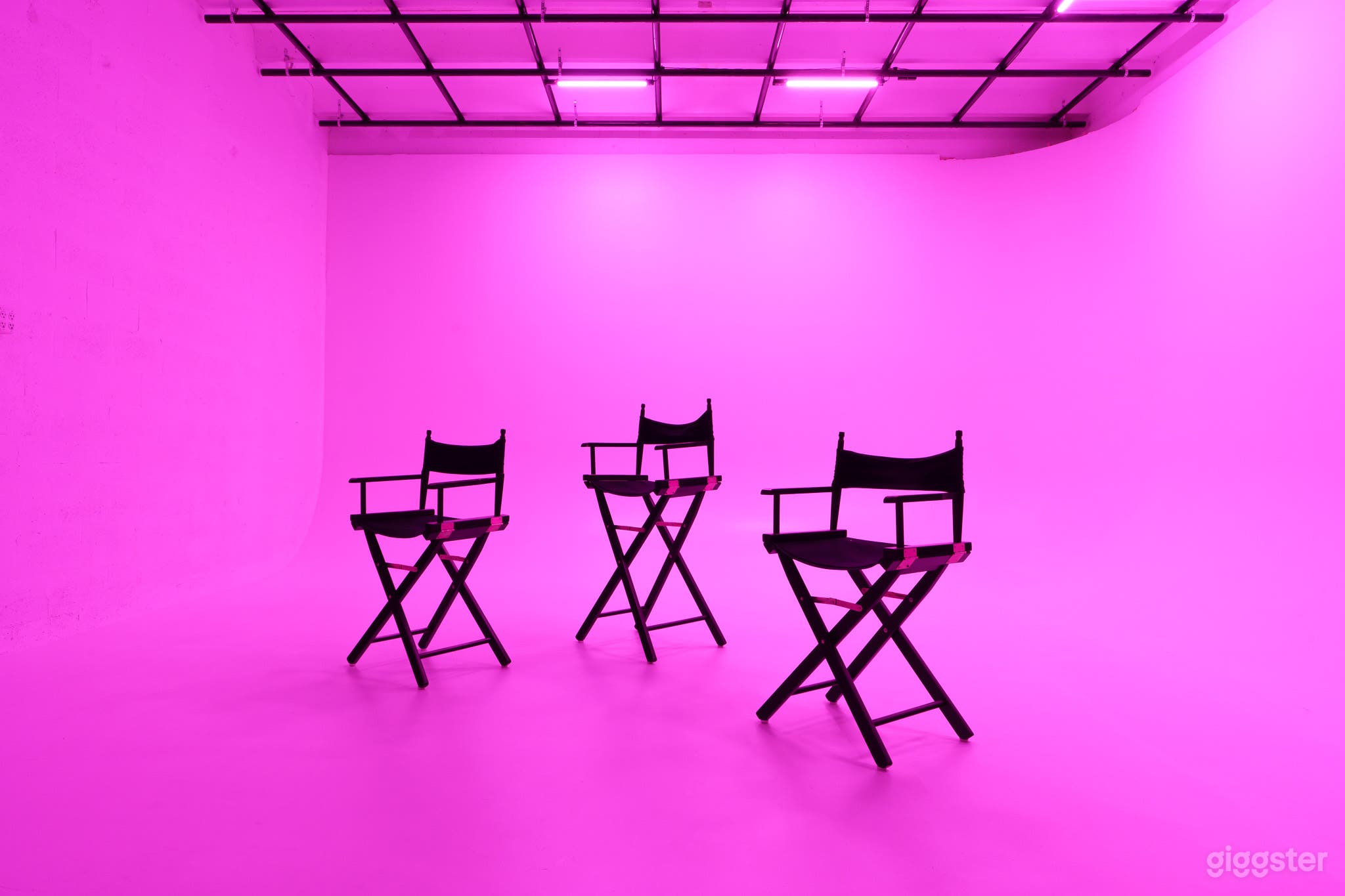 24/7 Pro Studio w/ XL Cyc Wall + Color Lights + Gear Photo 2