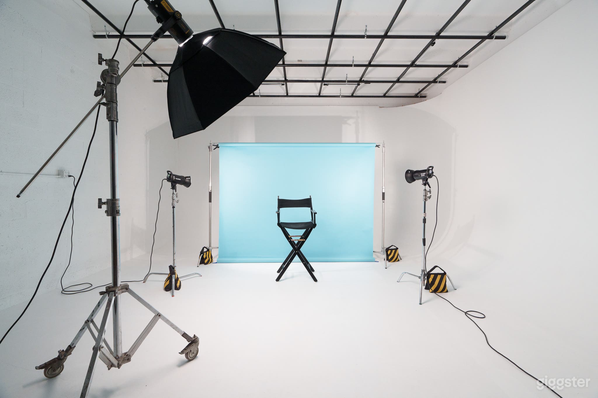 24/7 Pro Studio w/ XL Cyc Wall + Color Lights + Gear Photo 3