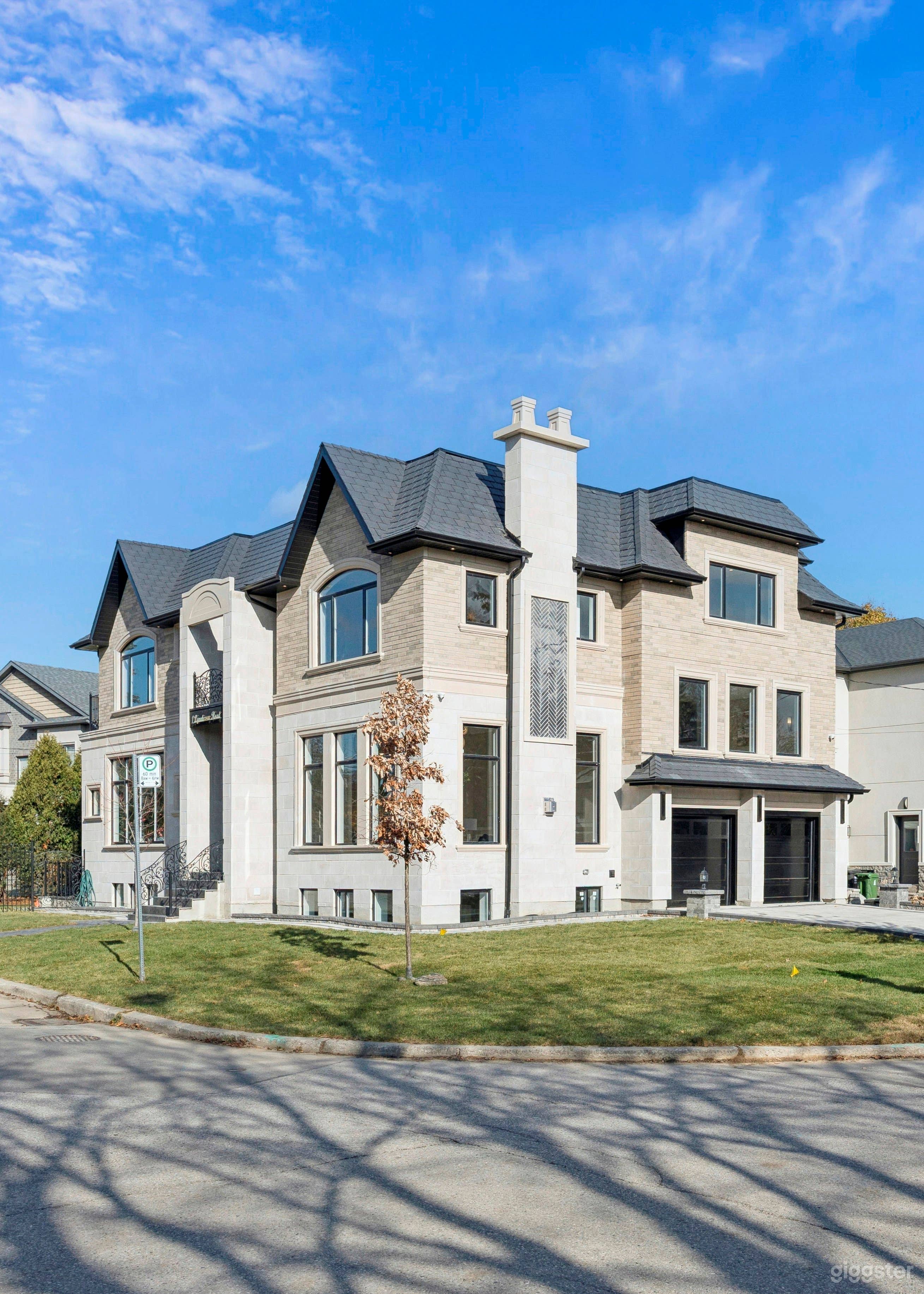 Ultra-Luxury Smart Mansion with Designer Interiors Photo 3