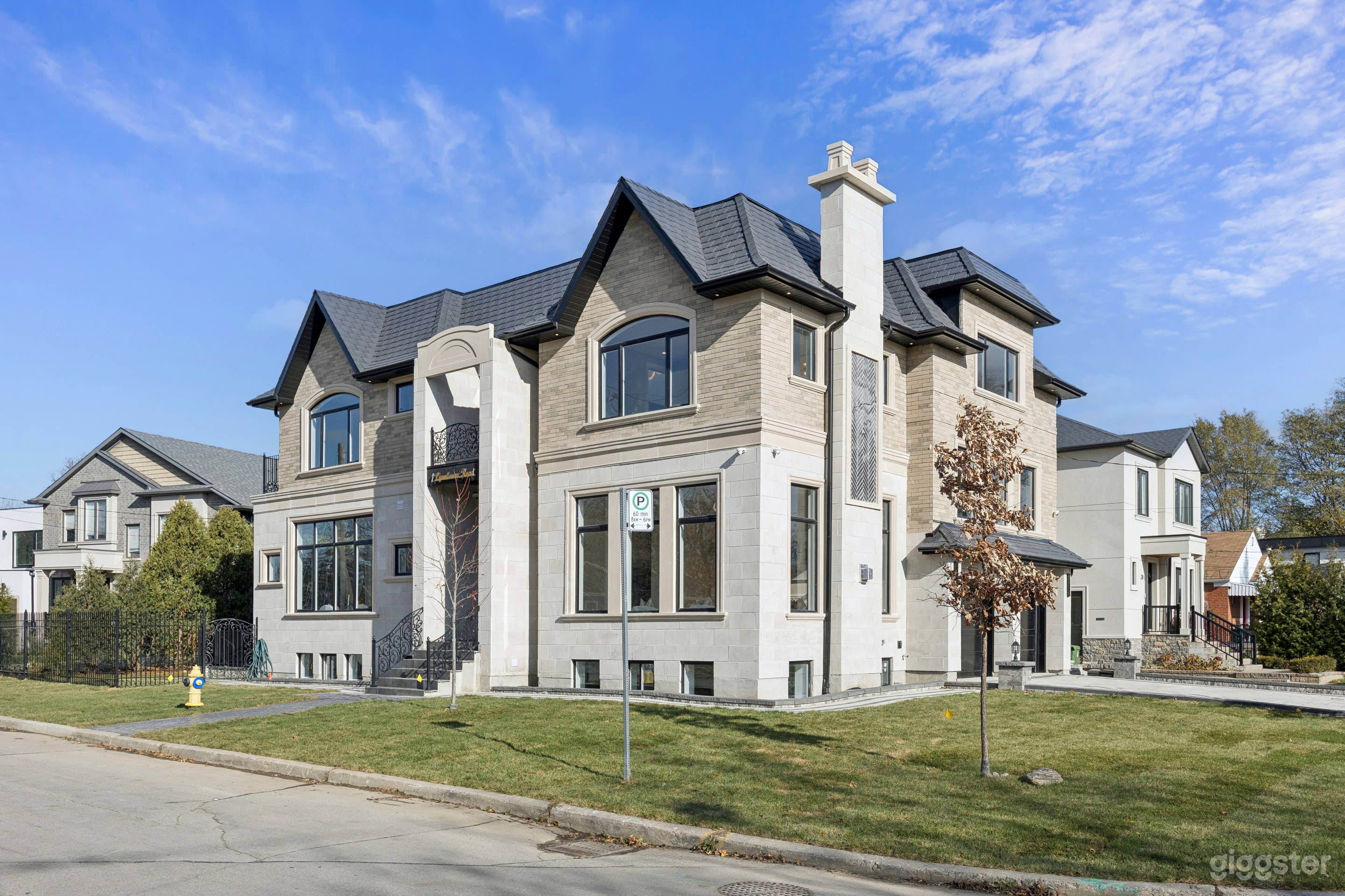 Ultra-Luxury Smart Mansion with Designer Interiors Photo 1