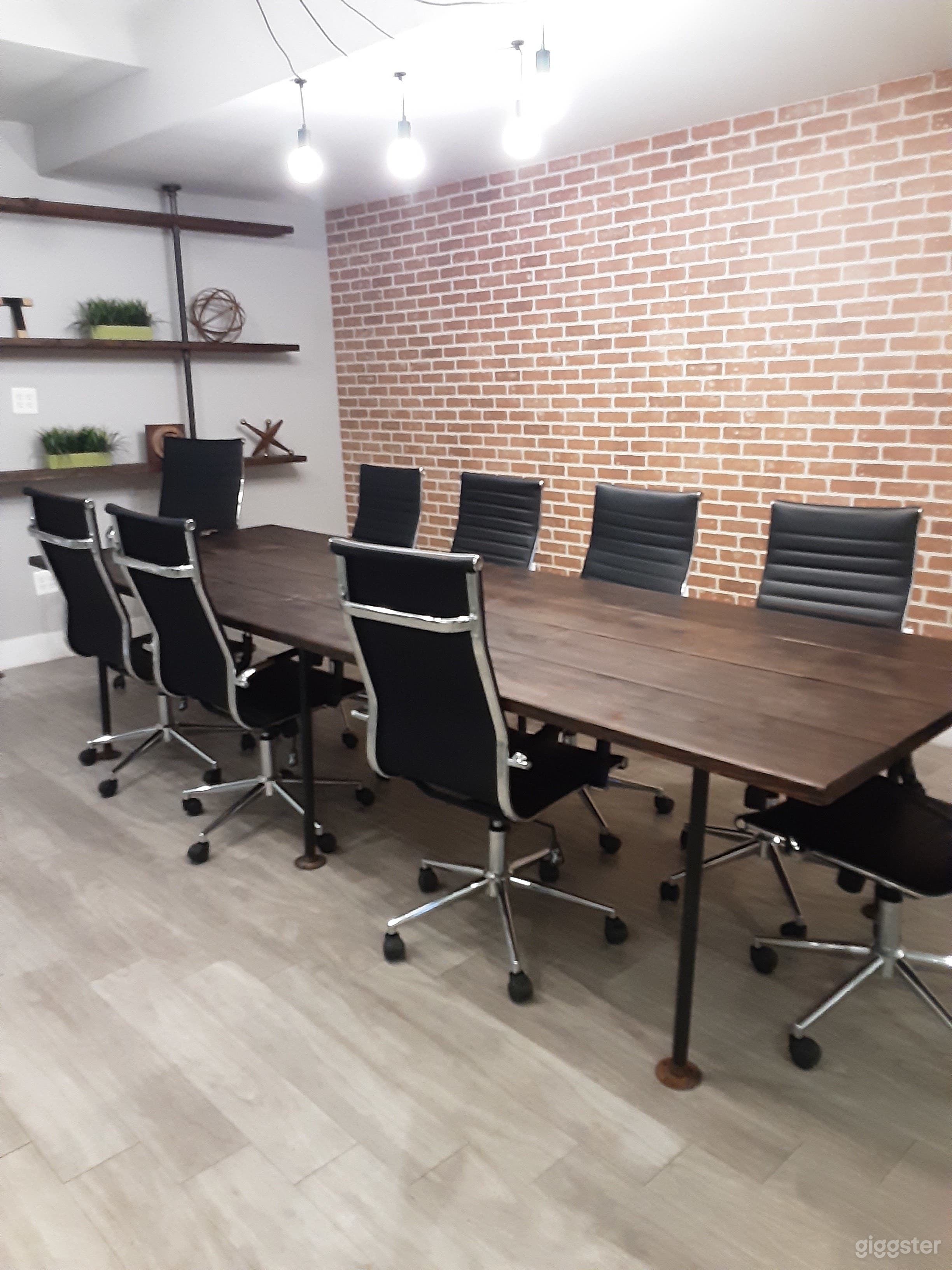 Comtemporary Conference Room in Glen Clove Photo 3