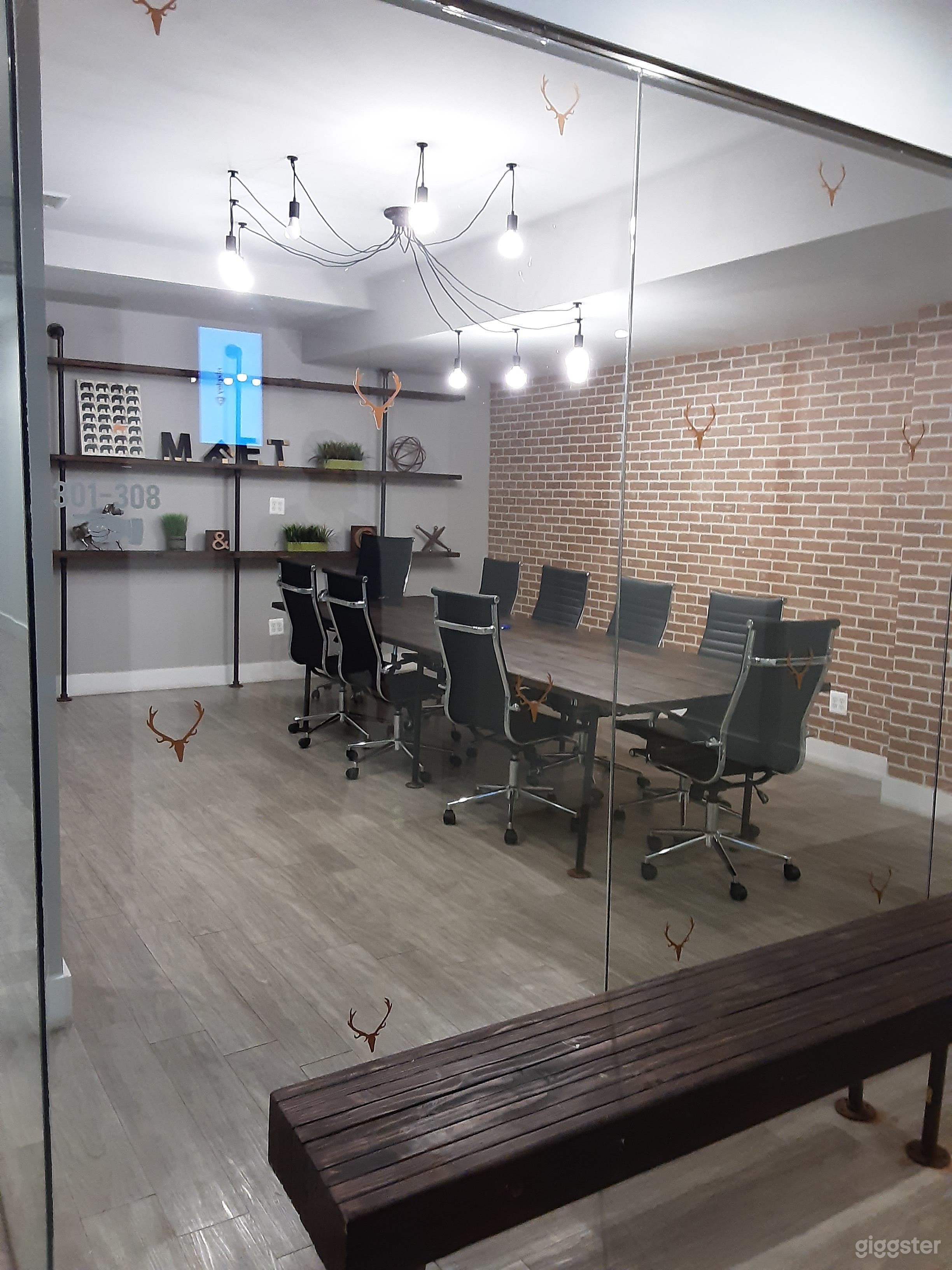 Comtemporary Conference Room in Glen Clove Photo 2