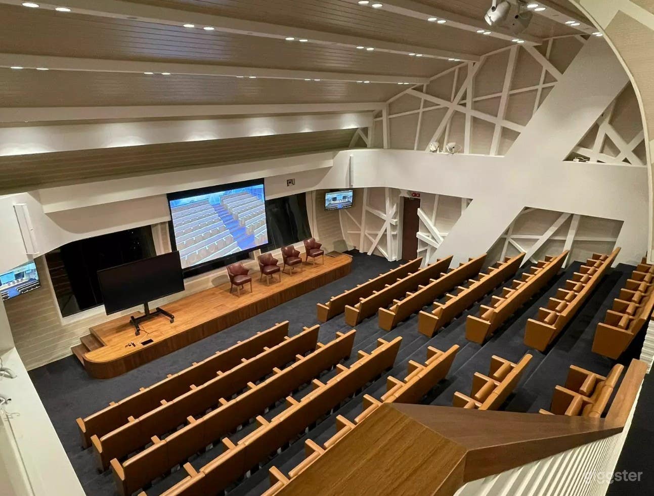 Large Auditorium Photo 3