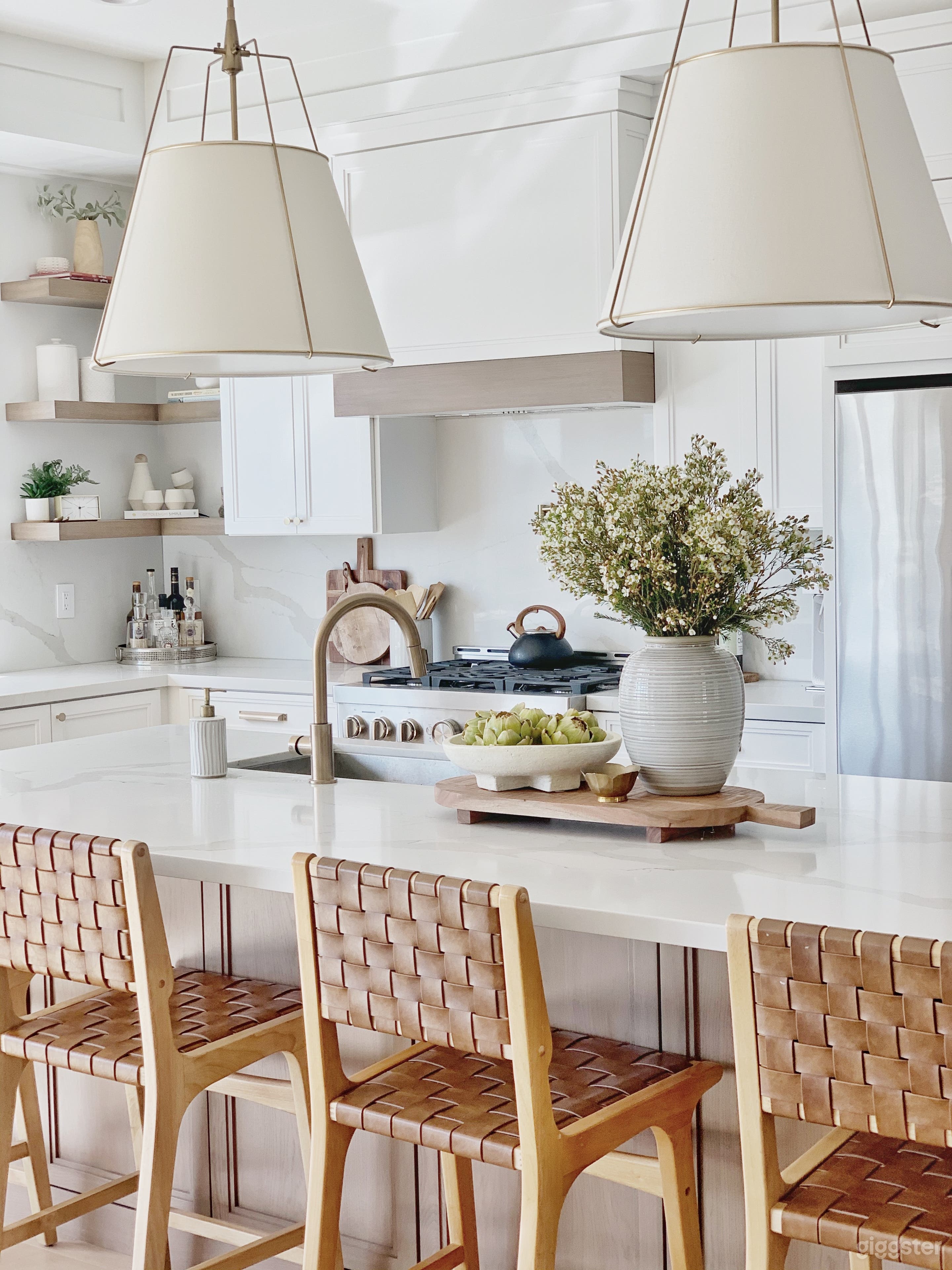 Light Bright Modern California Coastal Craftsman Photo 4